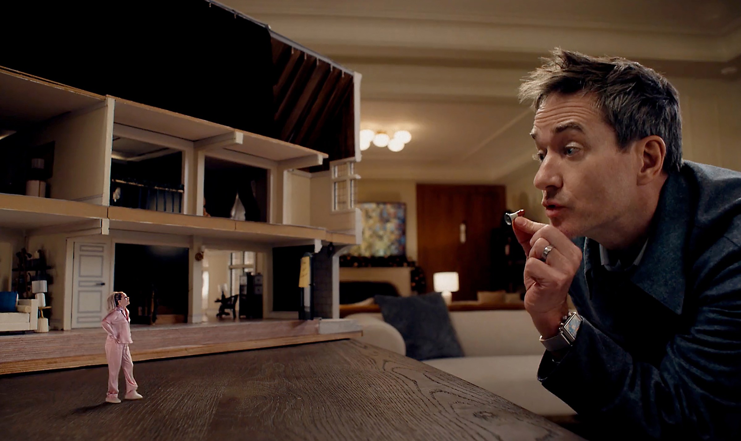 Cảnh quay từ bộ phim The Miniature Wife