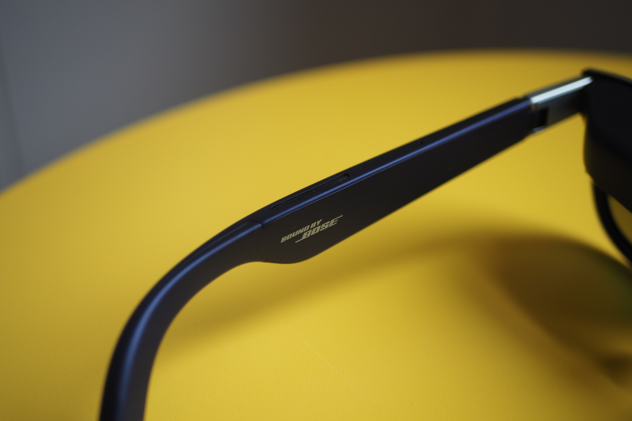 Kính Viture Beast và Xreal One Pro với thiết kế quang học khác biệt