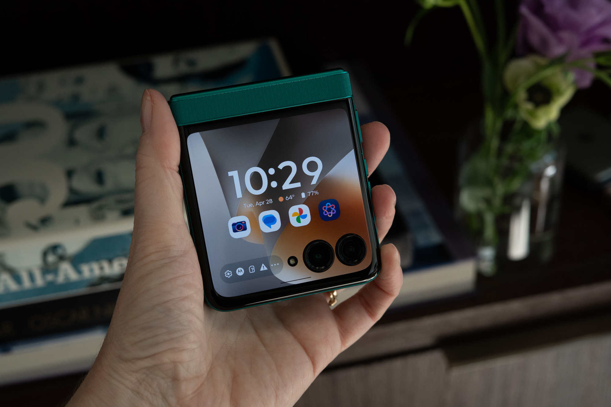 Chi tiết thiết kế nếp gấp và màn hình ngoài