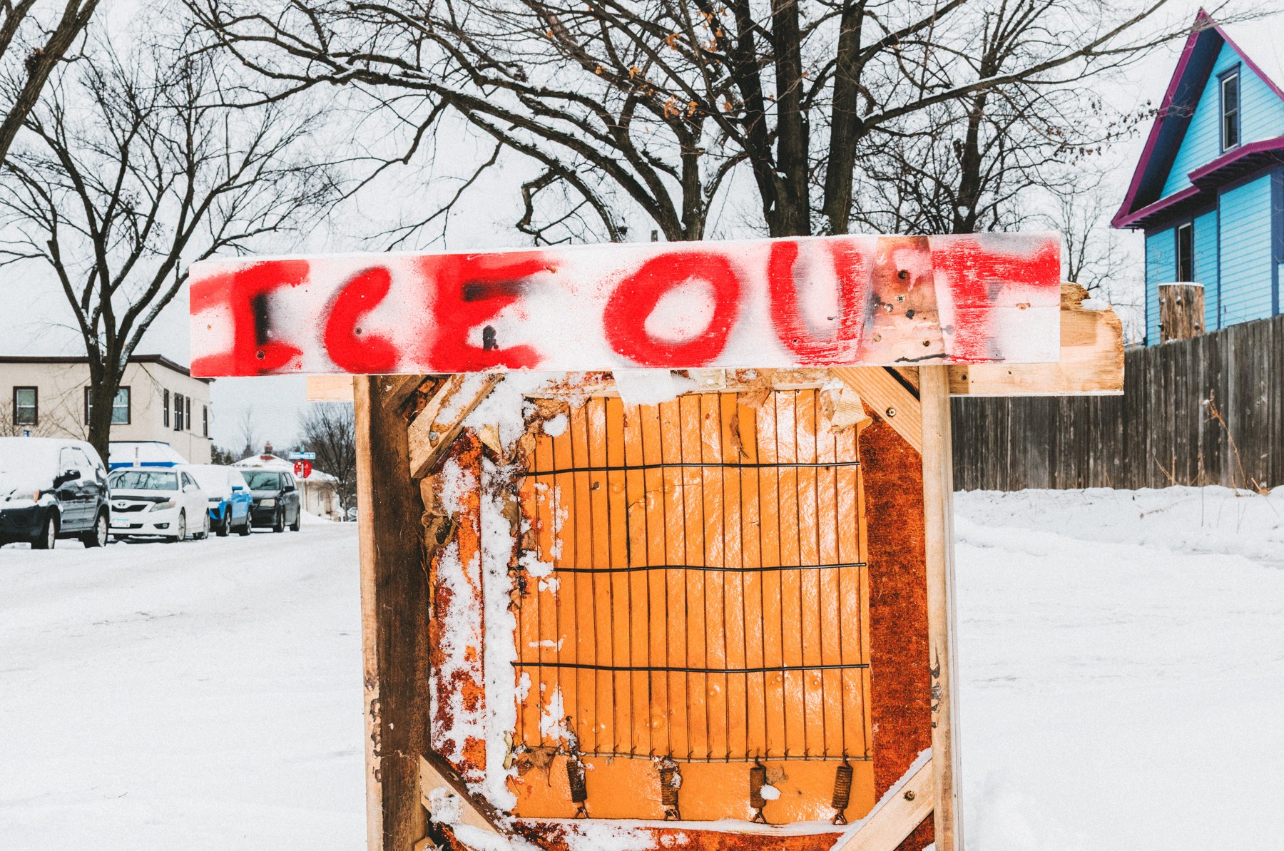 Biển báo chống ICE tại một khu phố ở Minneapolis