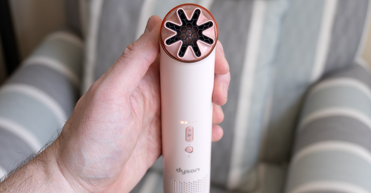 Đánh giá Dyson HushJet Mini Cool: Quạt cầm tay mạnh mẽ nhưng ồn hơn tên gọi của nó