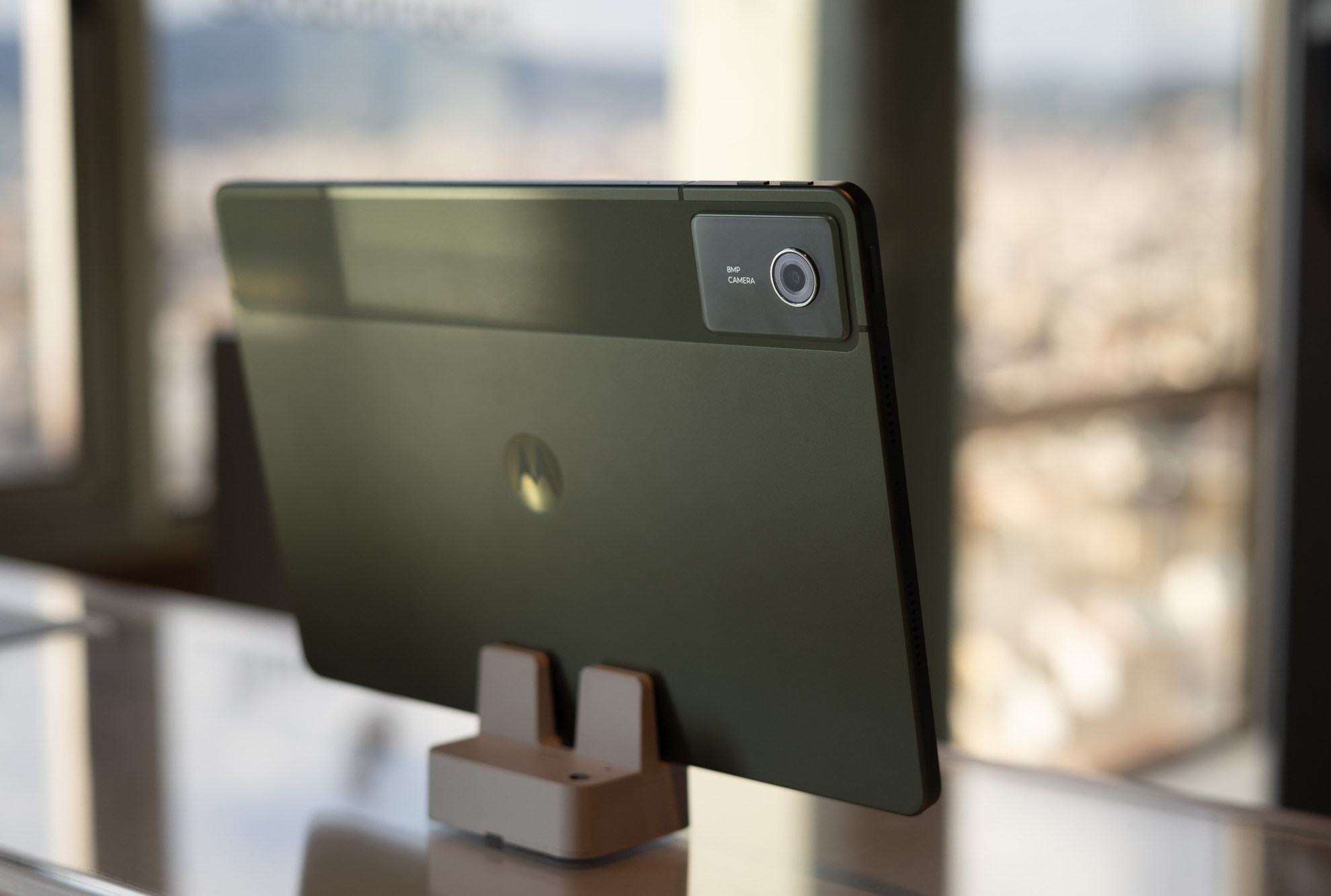 Moto Pad với màu đồng xanh độc đáo