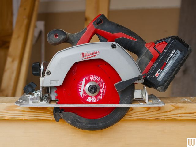 Máy cưa vòng tròn Milwaukee M18