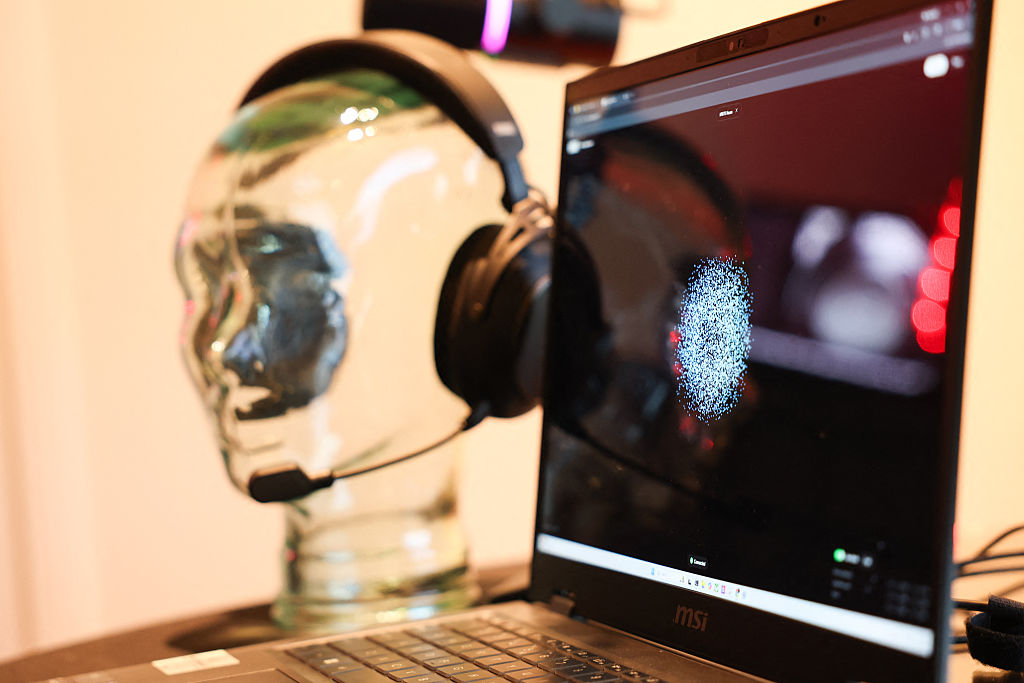 Startup Neurable tìm cách cấp phép công nghệ "đọc tâm trí" cho các thiết bị đeo phổ thông