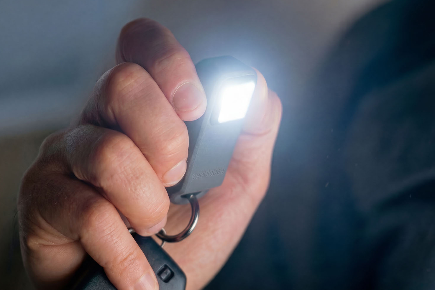 Pebblebee Halo vừa là thiết bị định vị, vừa là đèn pin và còi báo động