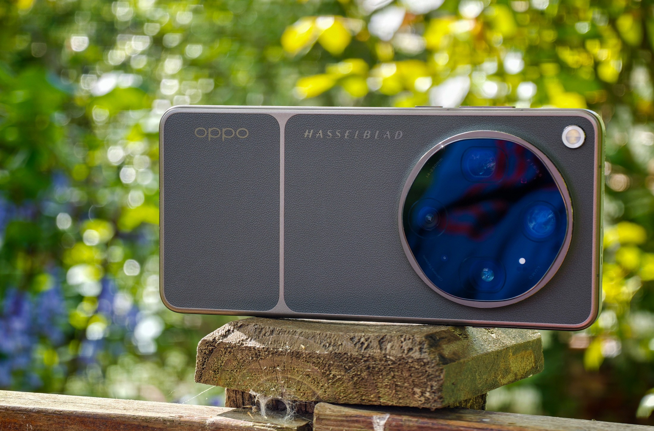 Thiết kế mặt lưng của Oppo Find X9 Ultra