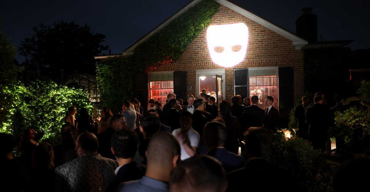 Grindr — đúng vậy, Grindr — đã "thắng thế" tại các bữa tiệc WHCD