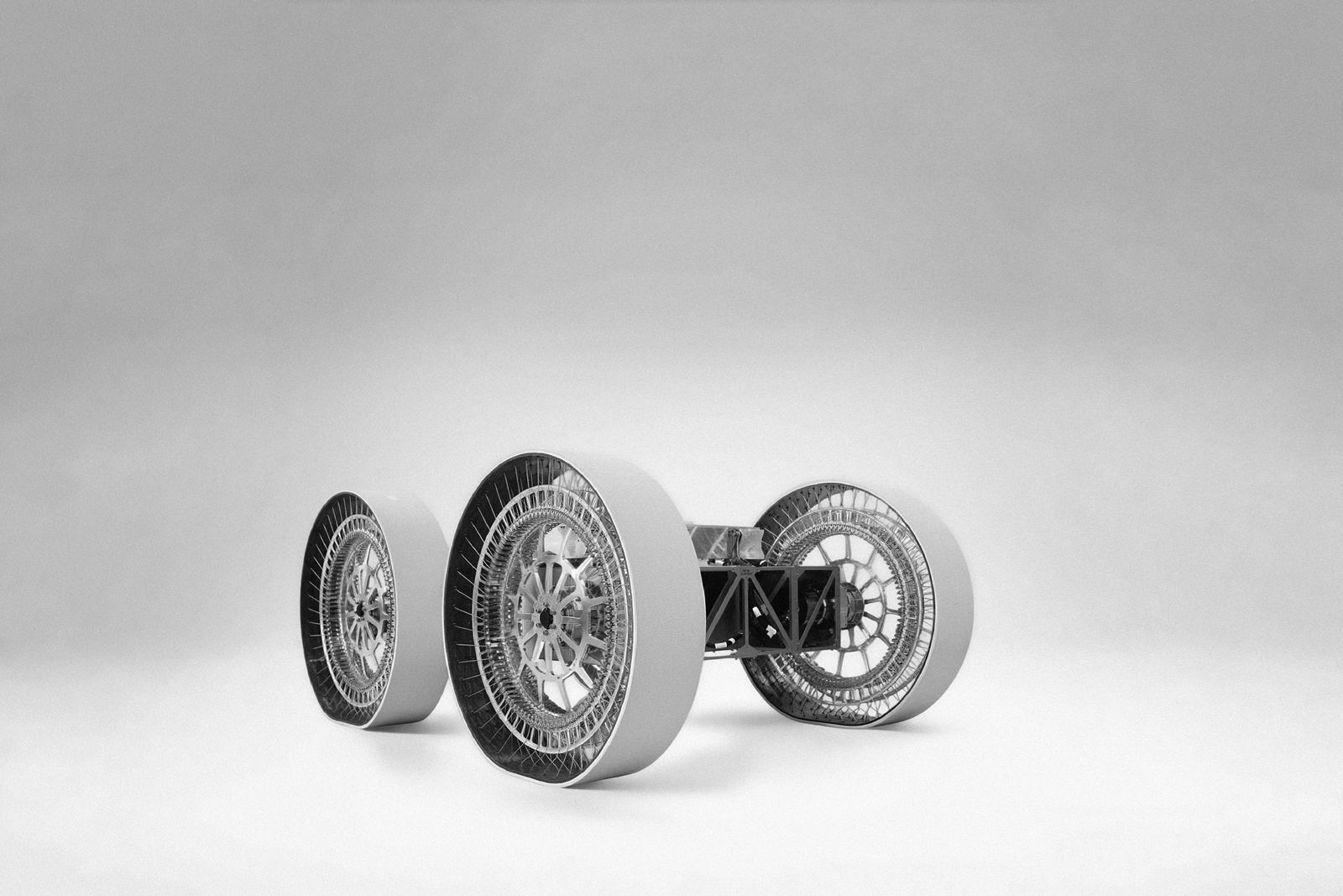 Chiếc đồng hồ Bremont Supernova được gắn trên xe FLIP