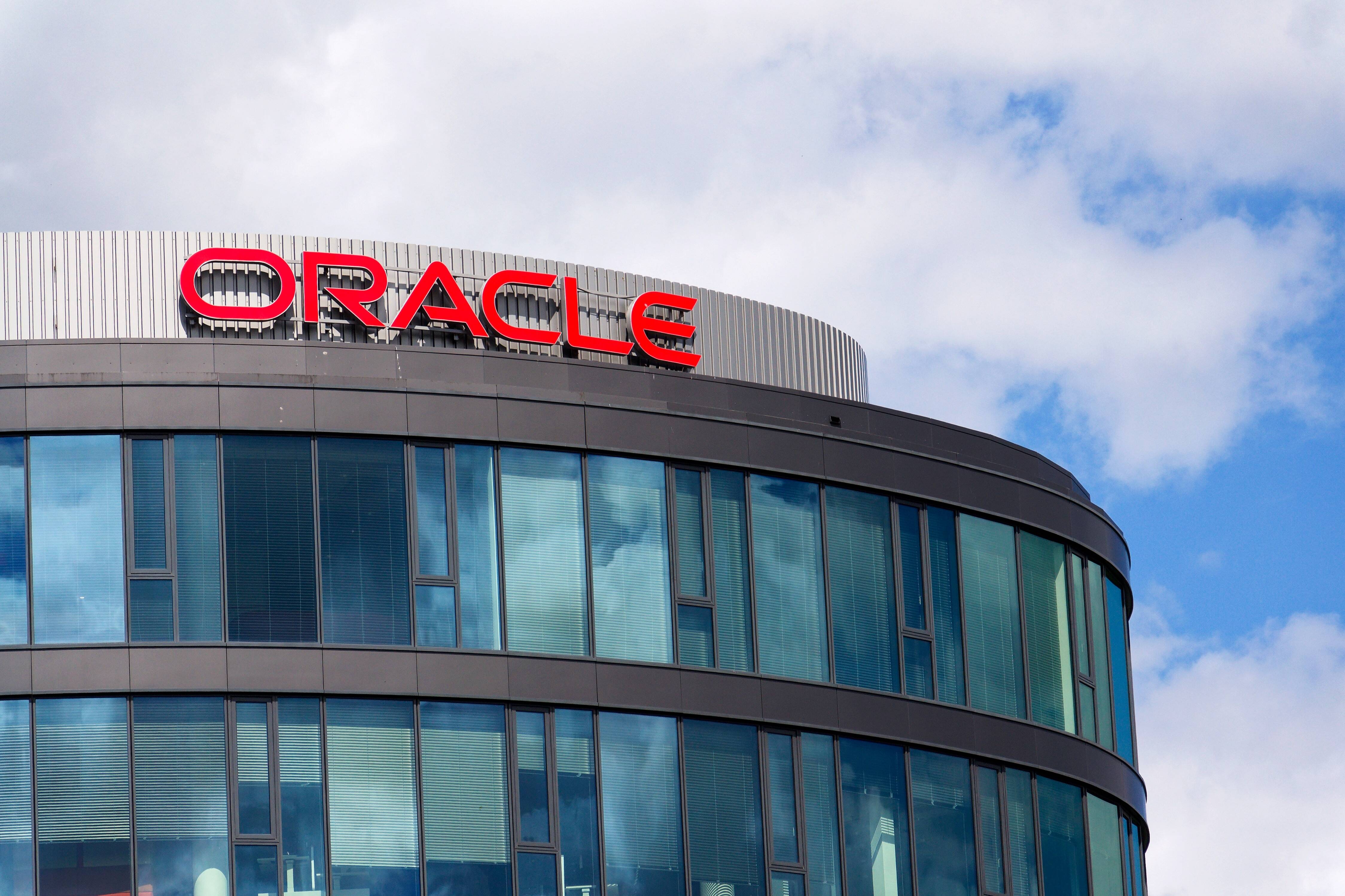 Oracle cắt giảm nhân sự để đầu tư AI: Hỗ trợ giảm sút, giá dịch vụ có thể tăng cao