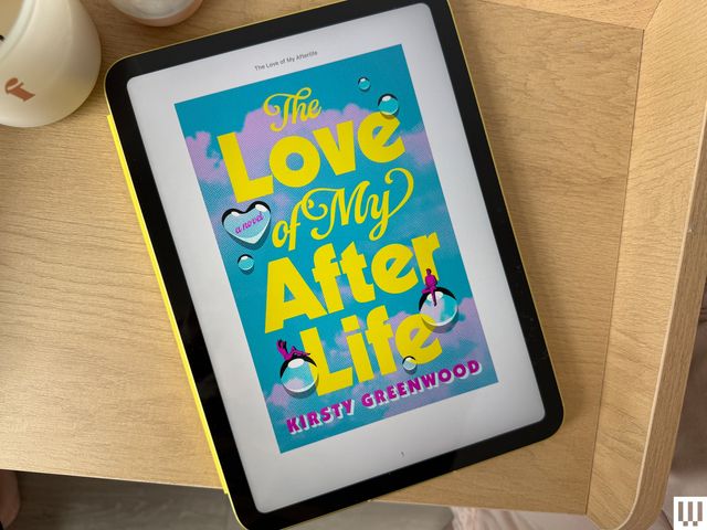 iPad trên bàn làm việc