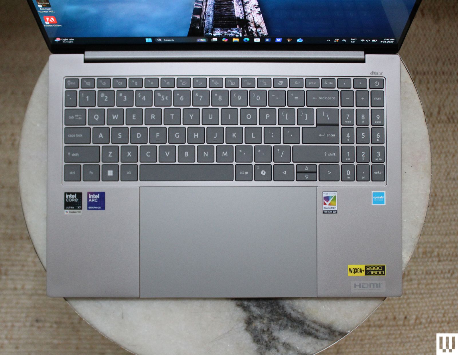 Bàn phím và bàn di chuột khổng lồ