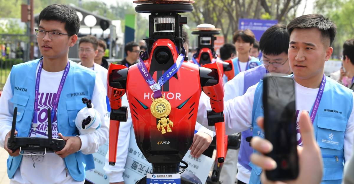 Robot hình người "Lightning" phá vỡ kỷ lục bán marathon