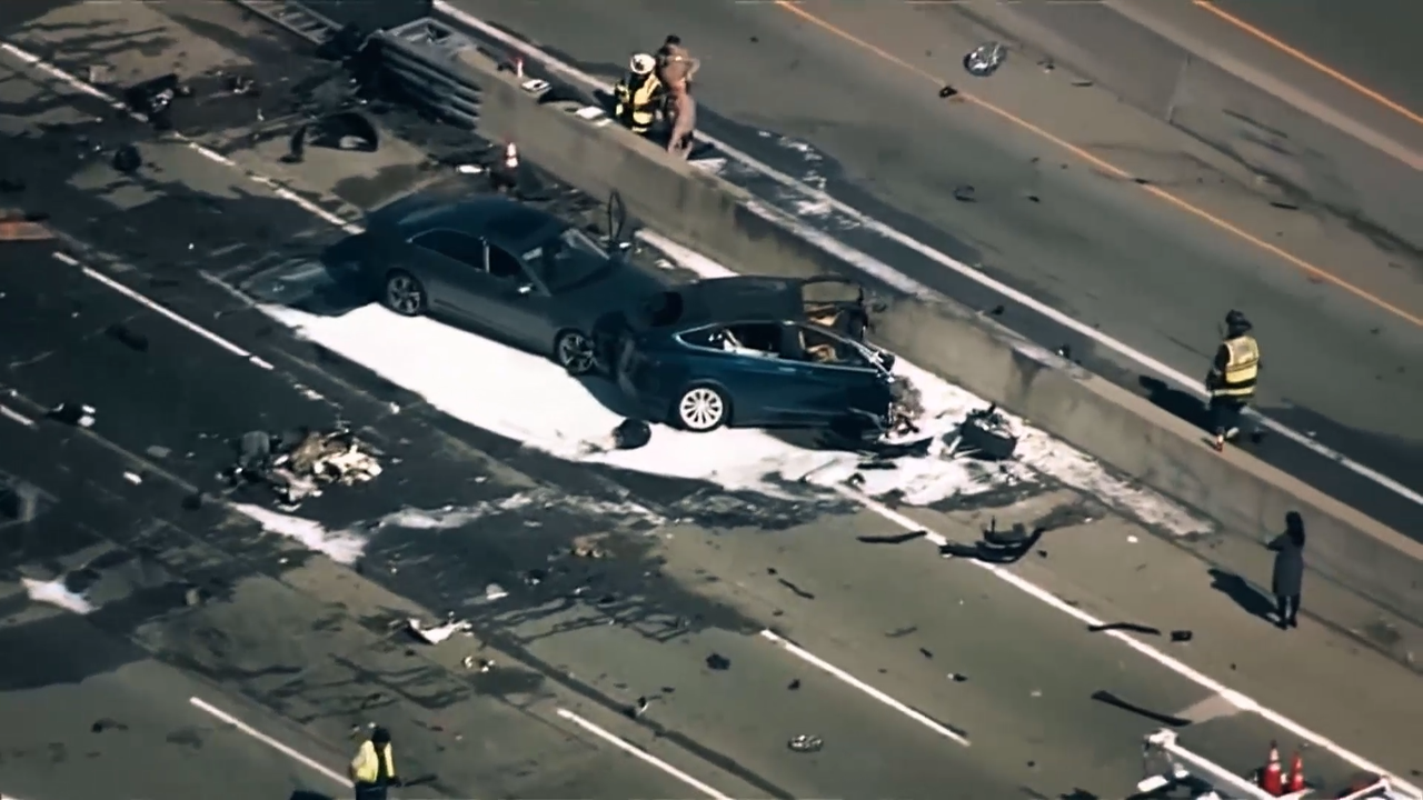 Cảnh quan một vụ tai nạn liên quan đến xe Tesla