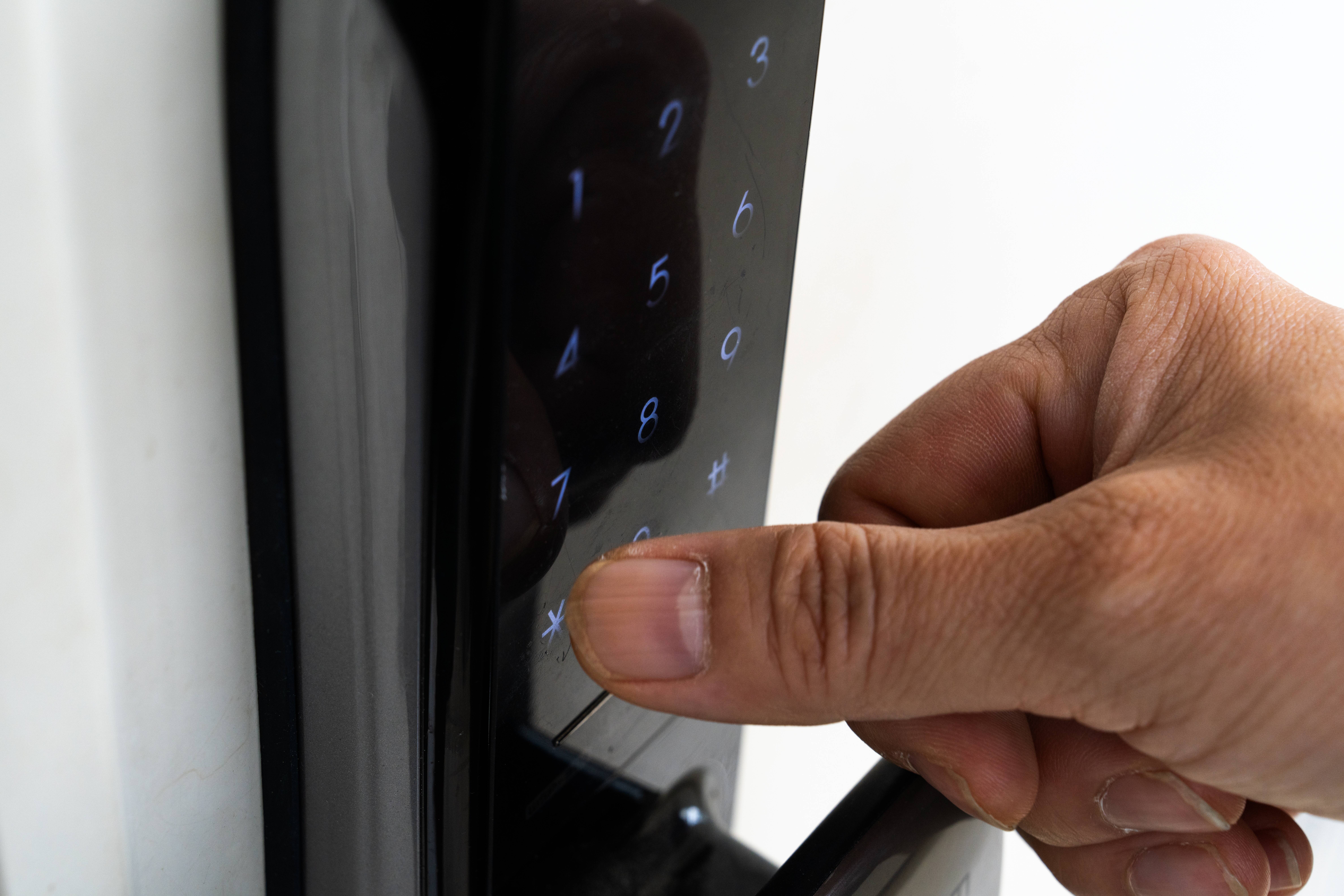 Cái khóa phòng máy "rởm" nhất mọi thời đại: Bài học về bảo mật vật lý