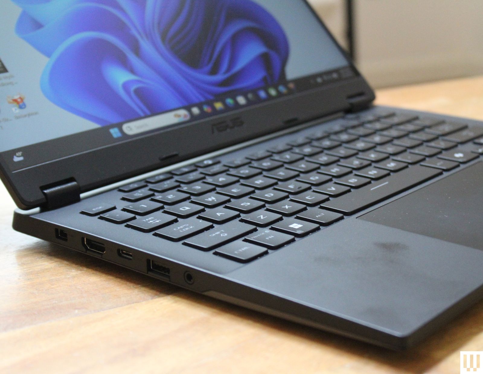 Chi tiết bàn phím và touchpad