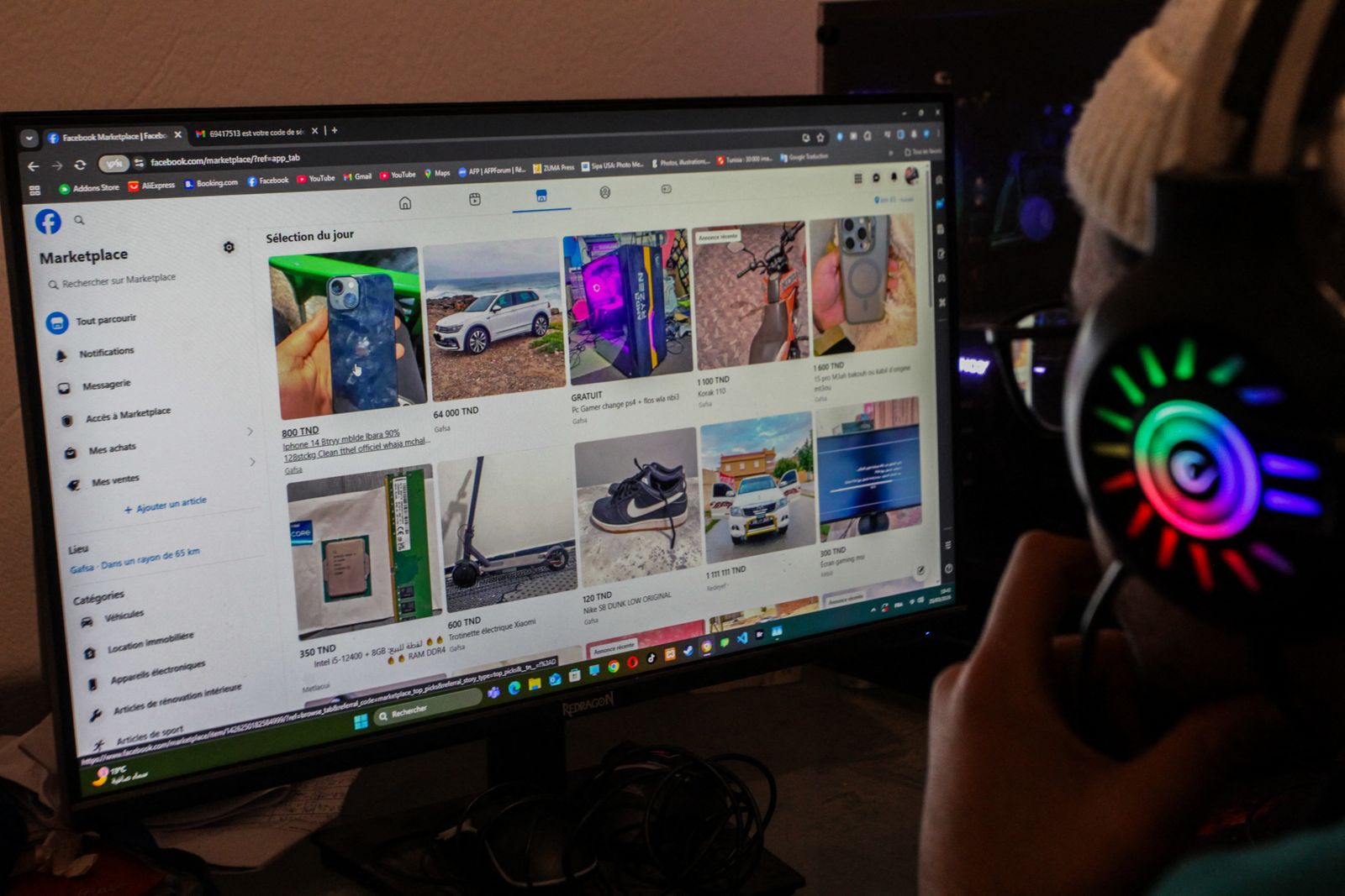 Mua sắm đồ cũ qua Facebook Marketplace là một cách tiết kiệm hiệu quả