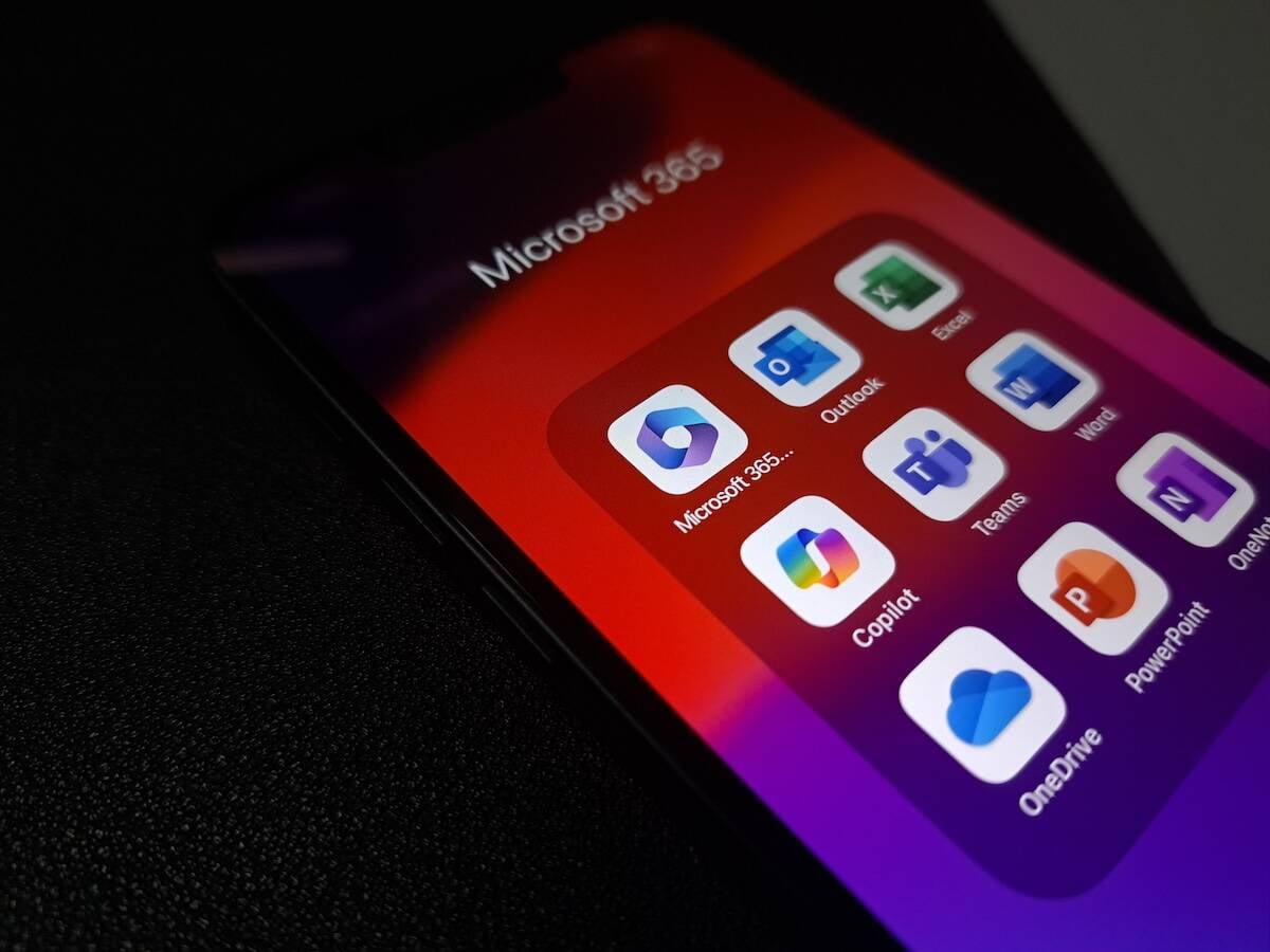 Khảo sát: Người lao động Mỹ lo ngại Microsoft dùng vị thế thống trị để "ép" dùng AI