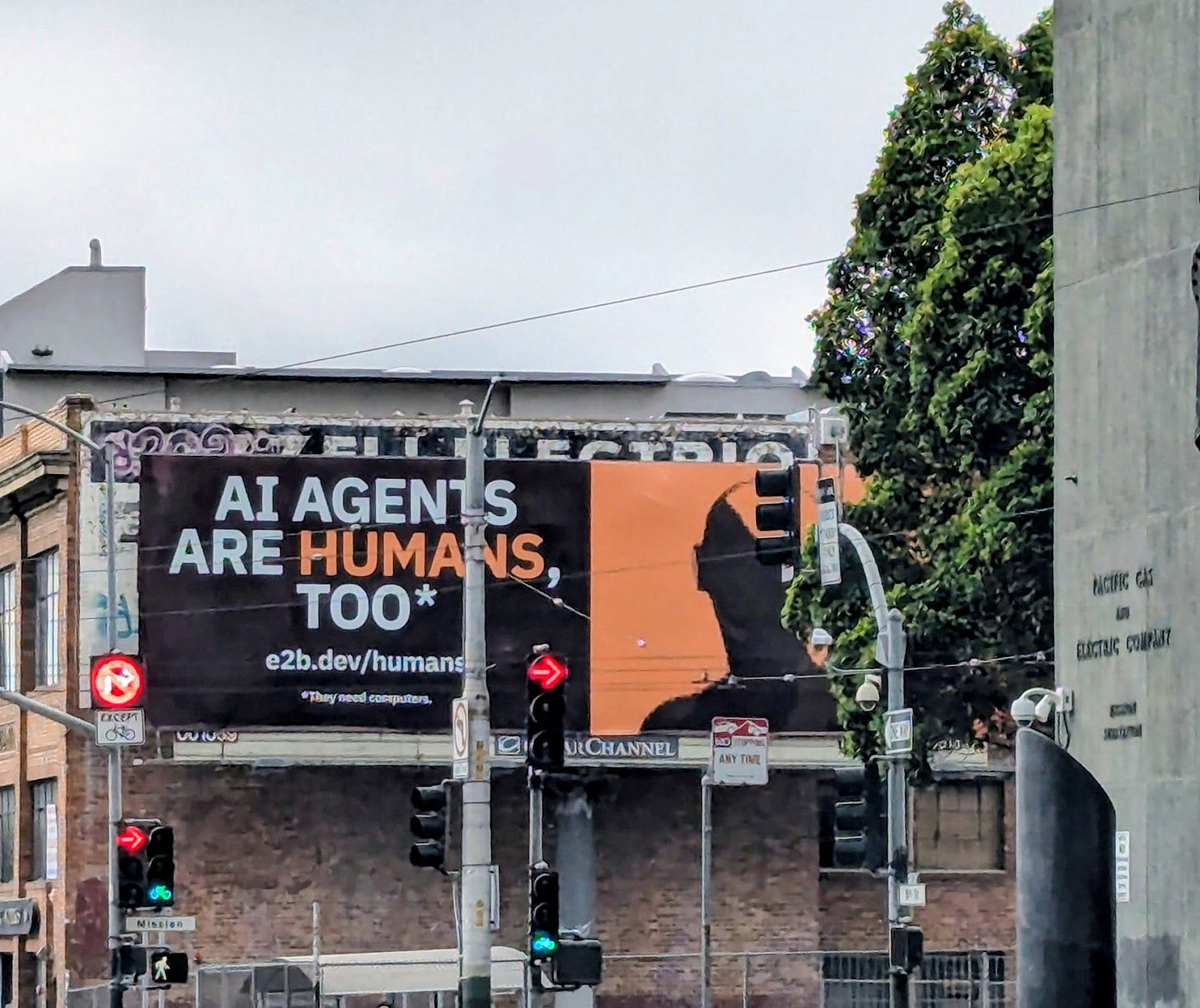 Các biển quảng cáo AI đầy bí ẩn trên đường phố San Francisco
