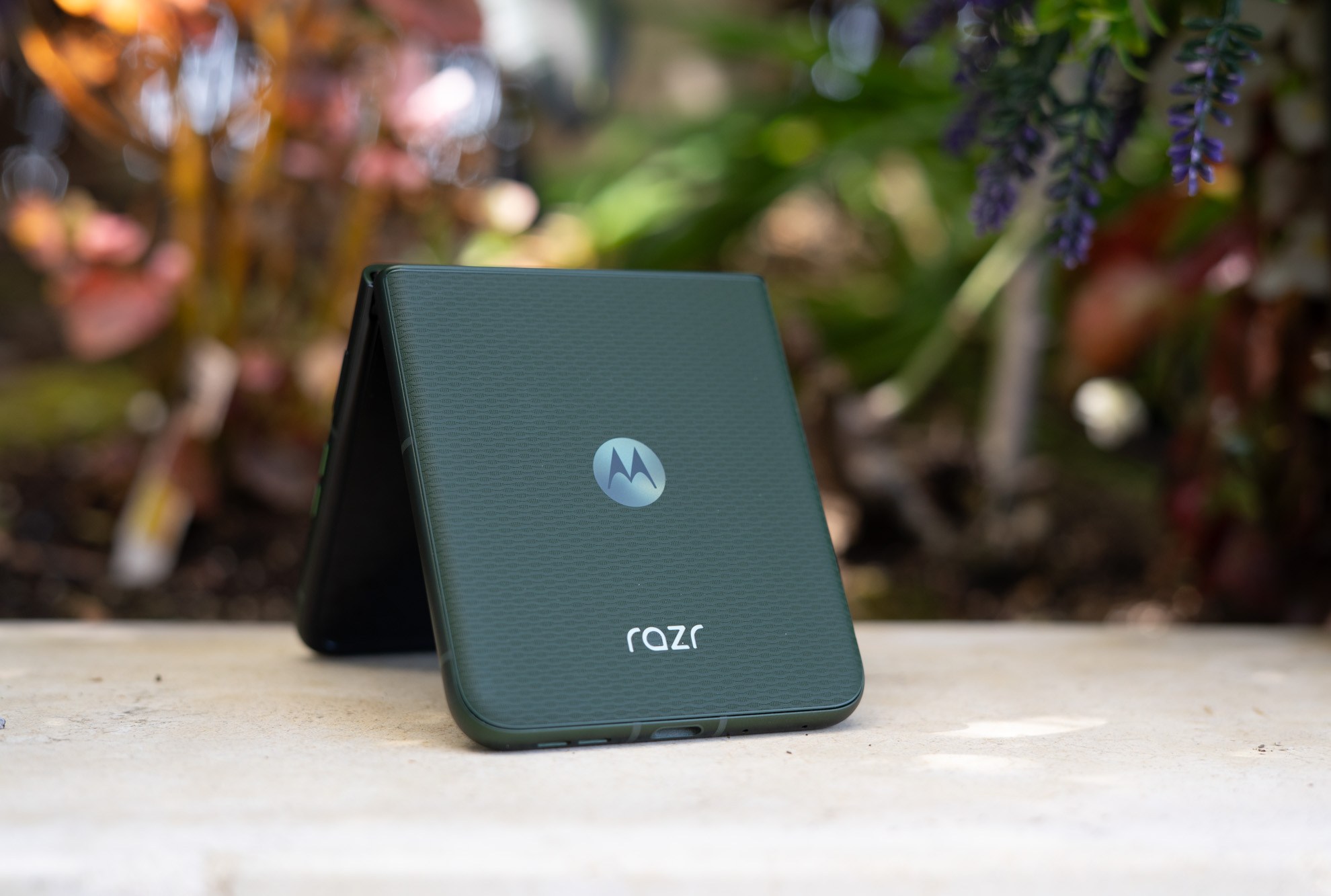 Moto Razr Plus 2026 màu xanh lá đậm
