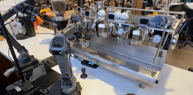 Mô hình robot π0.7 đang hoạt động