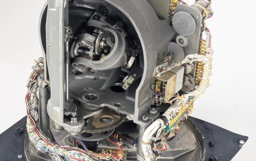 Máy tính góc cơ điện tử bên trong hệ thống theo dõi sao của máy bay ném bom B-52