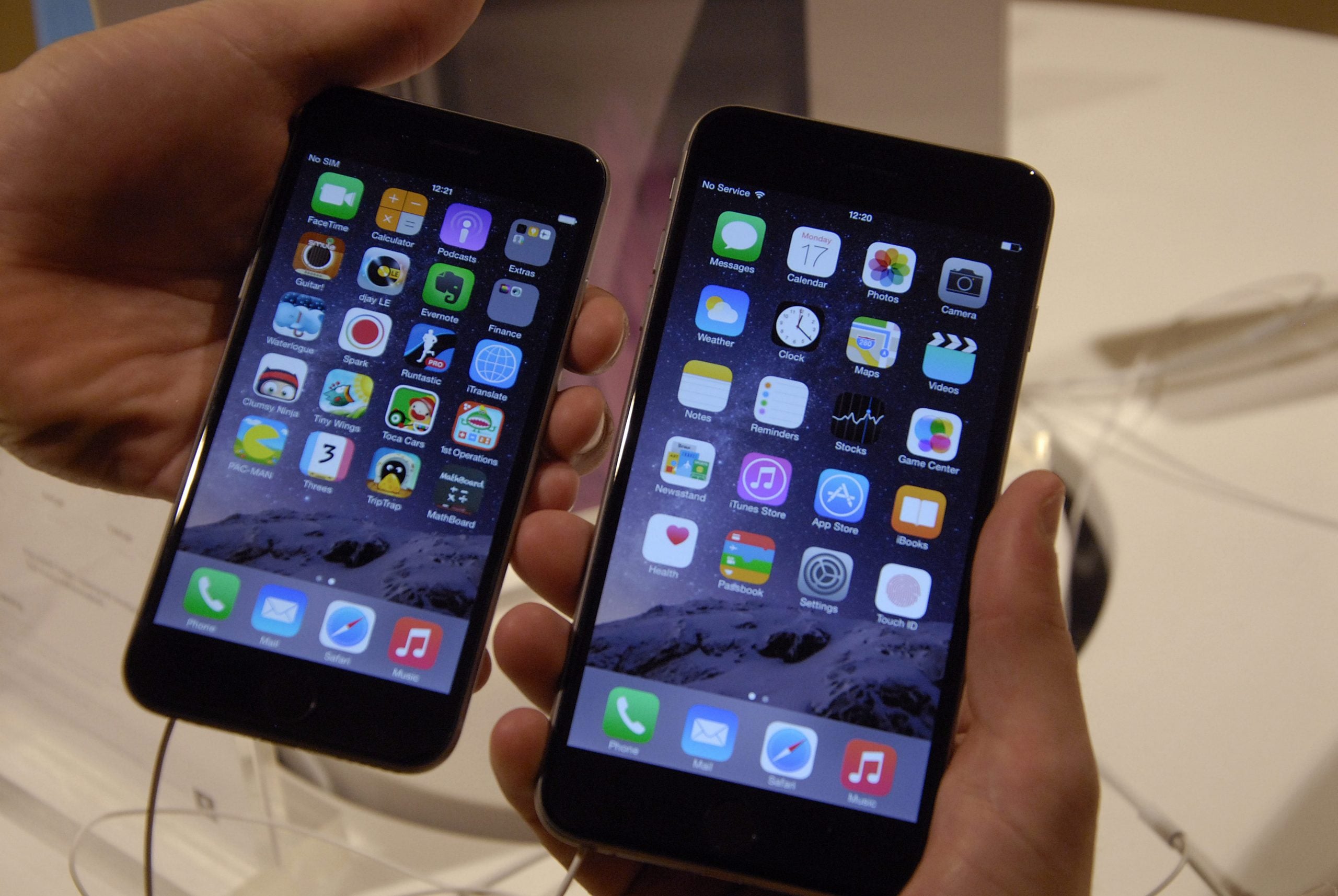 Từ năm 2027, tất cả điện thoại bán tại EU phải có pin thay thế được