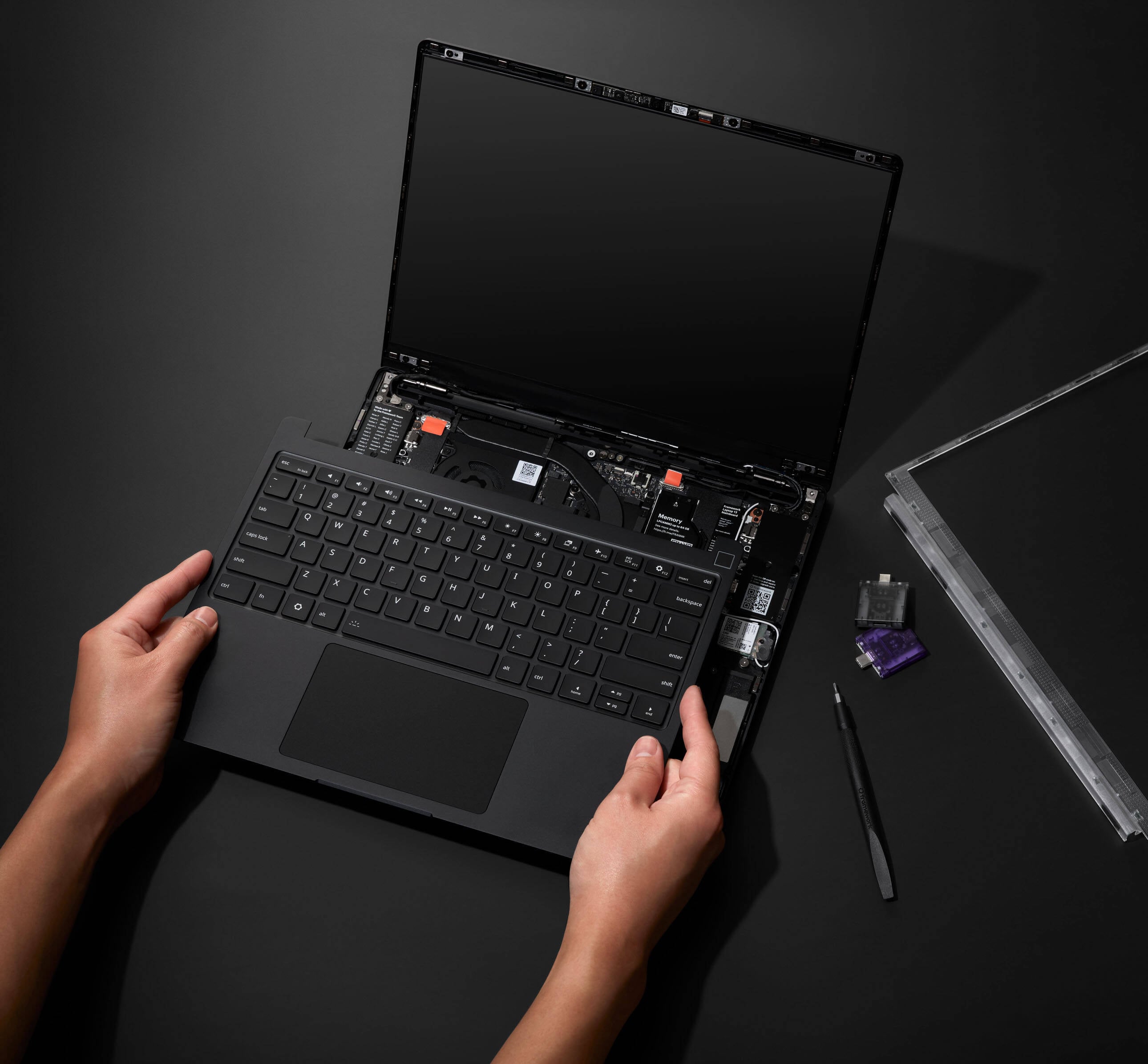 Framework trình làng Laptop 13 Pro mới với chip Intel Core Ultra Series 3 và dock gắn card đồ họa rời