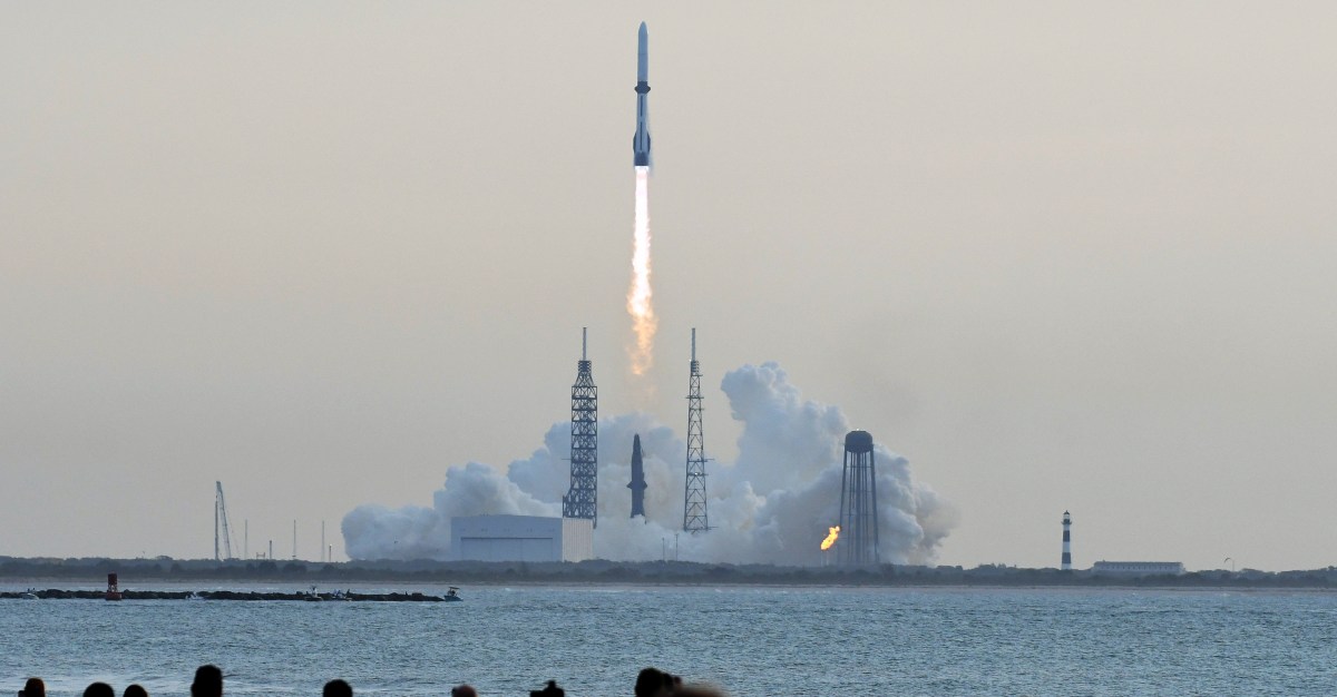 Blue Origin đánh dấu cột mốc tái sử dụng thành công tên lửa New Glenn, dù tải trọng thất bại