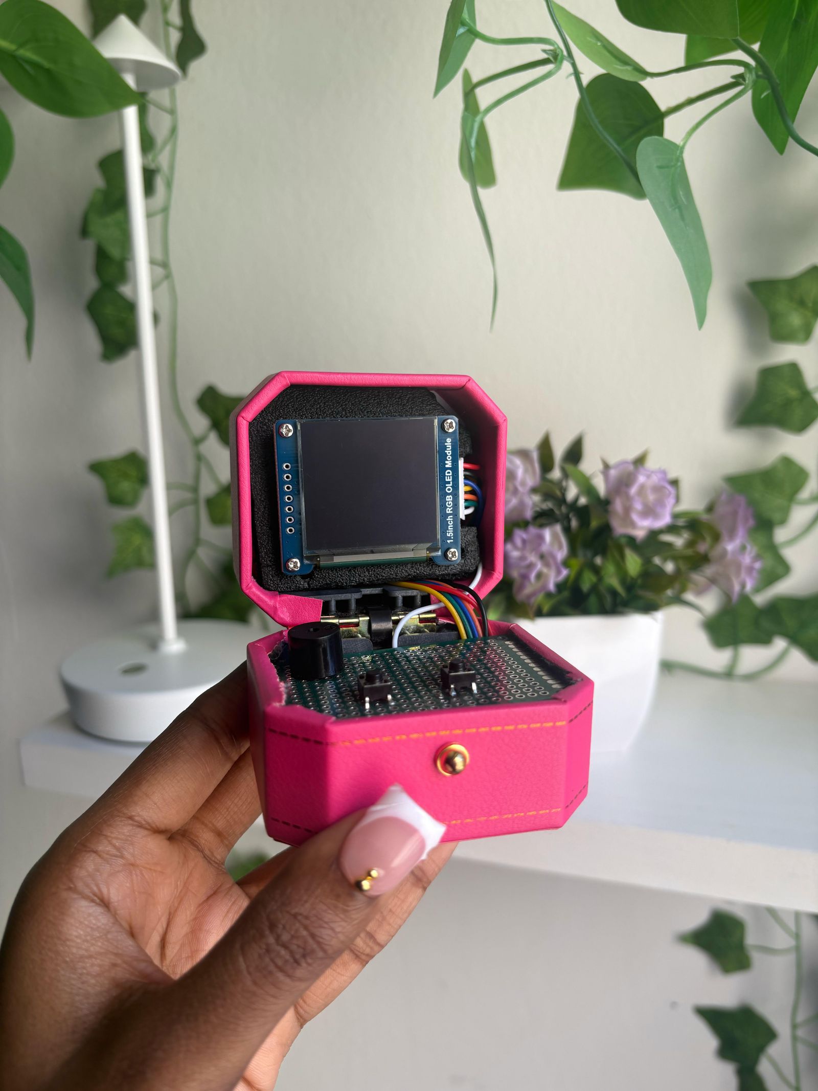 Cyberdeck làm từ hộp bánh Dunkin của Brianna