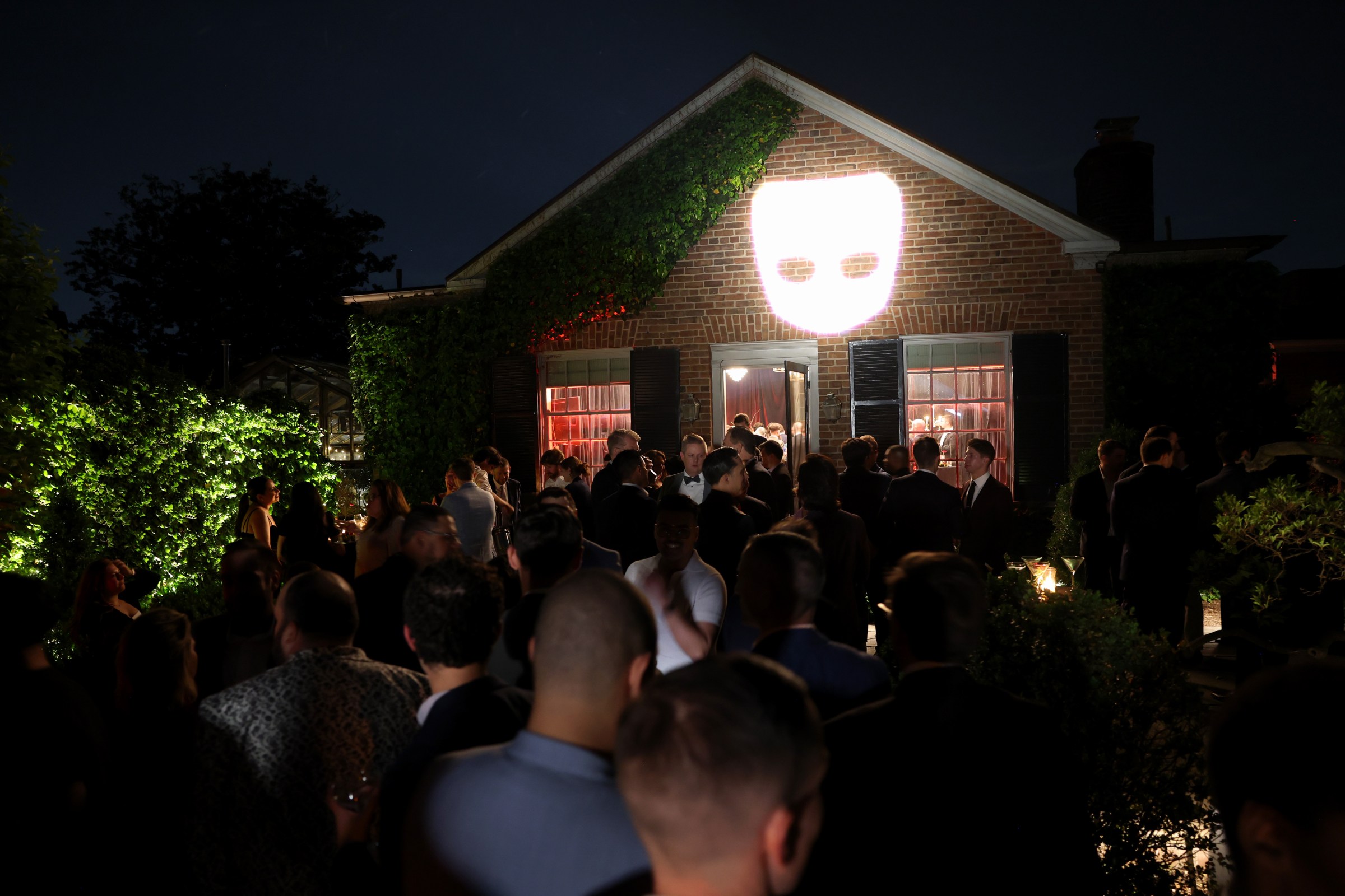 Bầu không khí tại bữa tiệc Grindr cuối tuần WHCD 2026