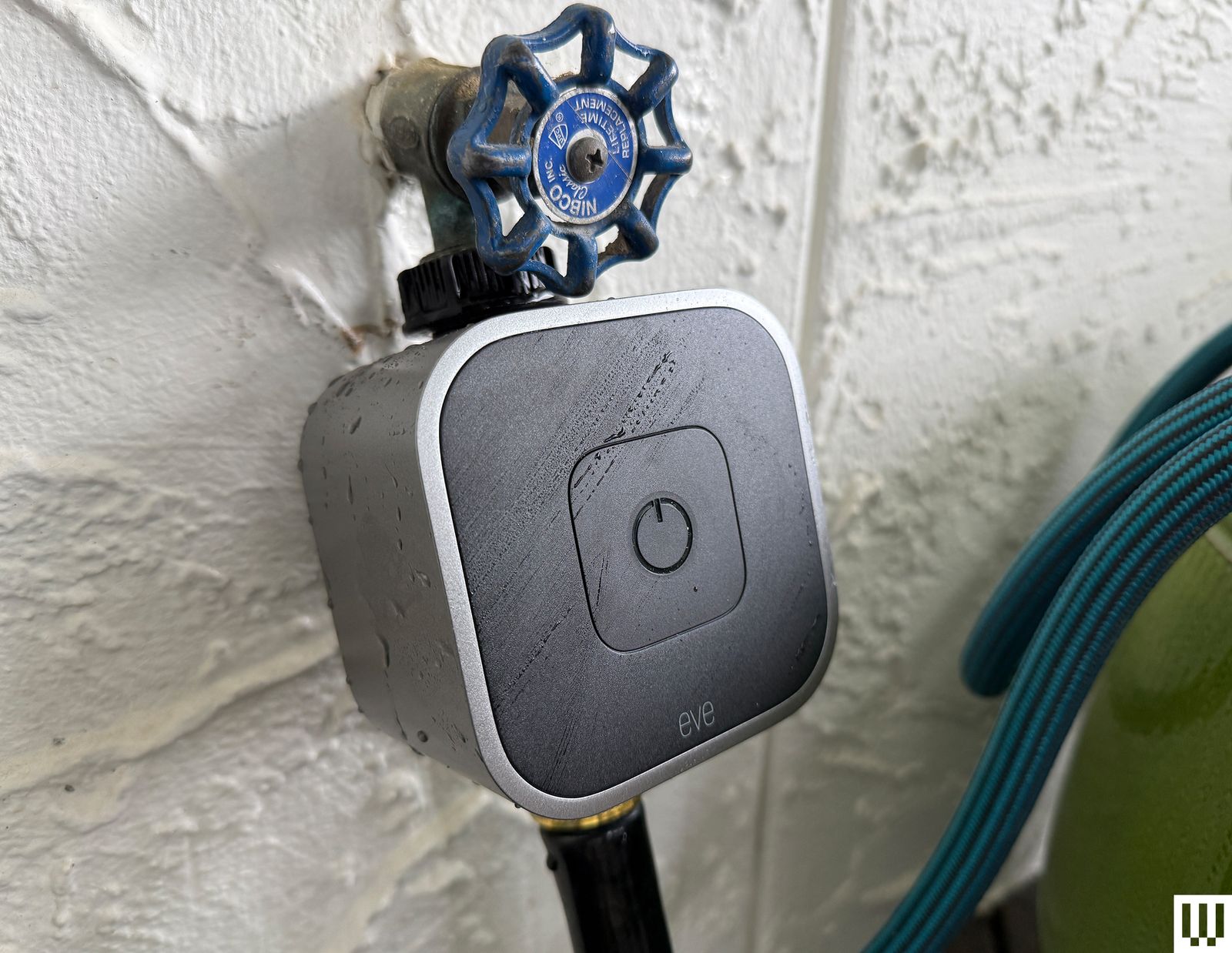 Eve Aqua được lắp đặt trên vòi nước ngoài trời