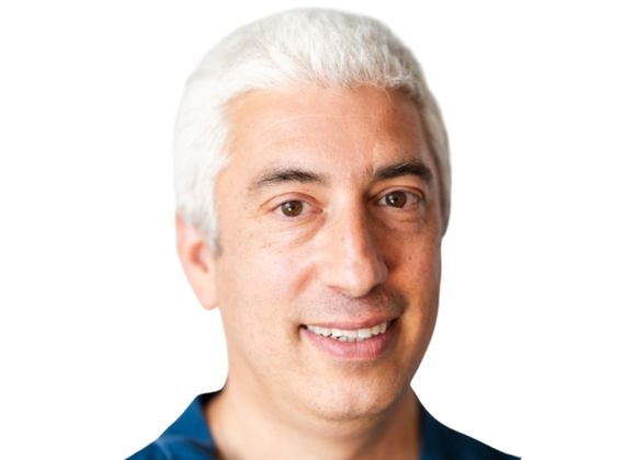 Kỹ sư phần mềm đang làm việc với hệ thống