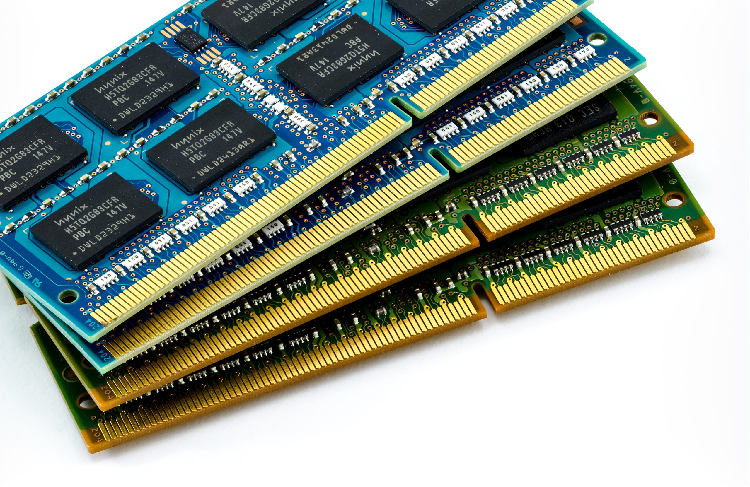 YouTuber tự chế chip DRAM hoạt động ngay trong sân sau