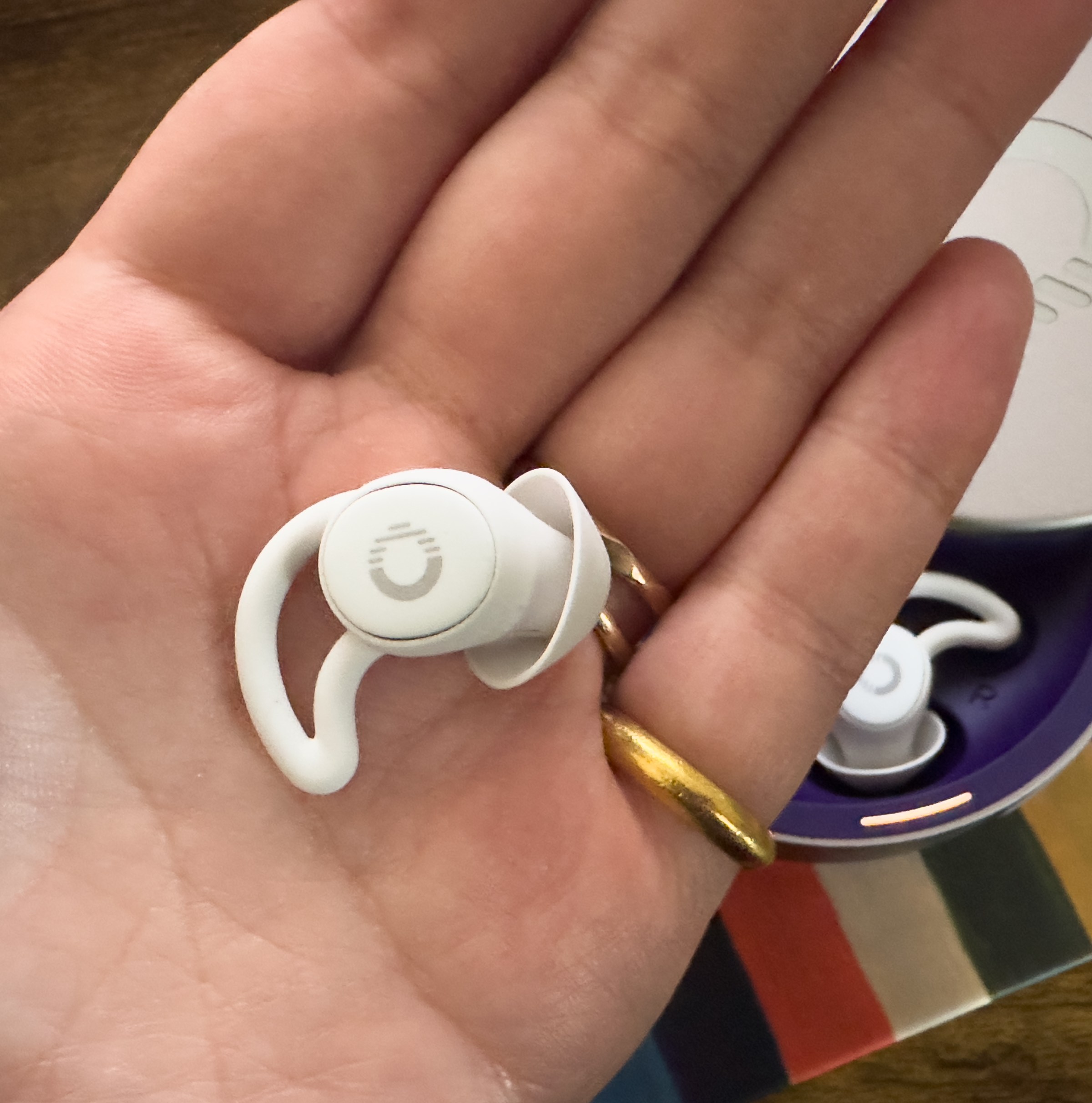 Chi tiết tai nghe và hộp sạc