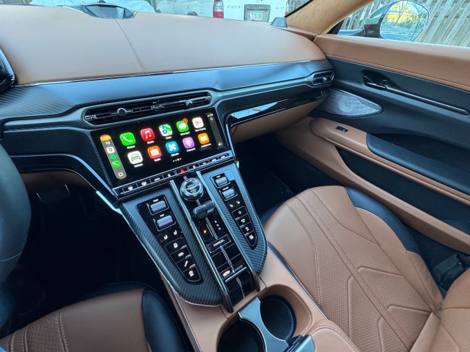 Aston Martin Vantage với CarPlay