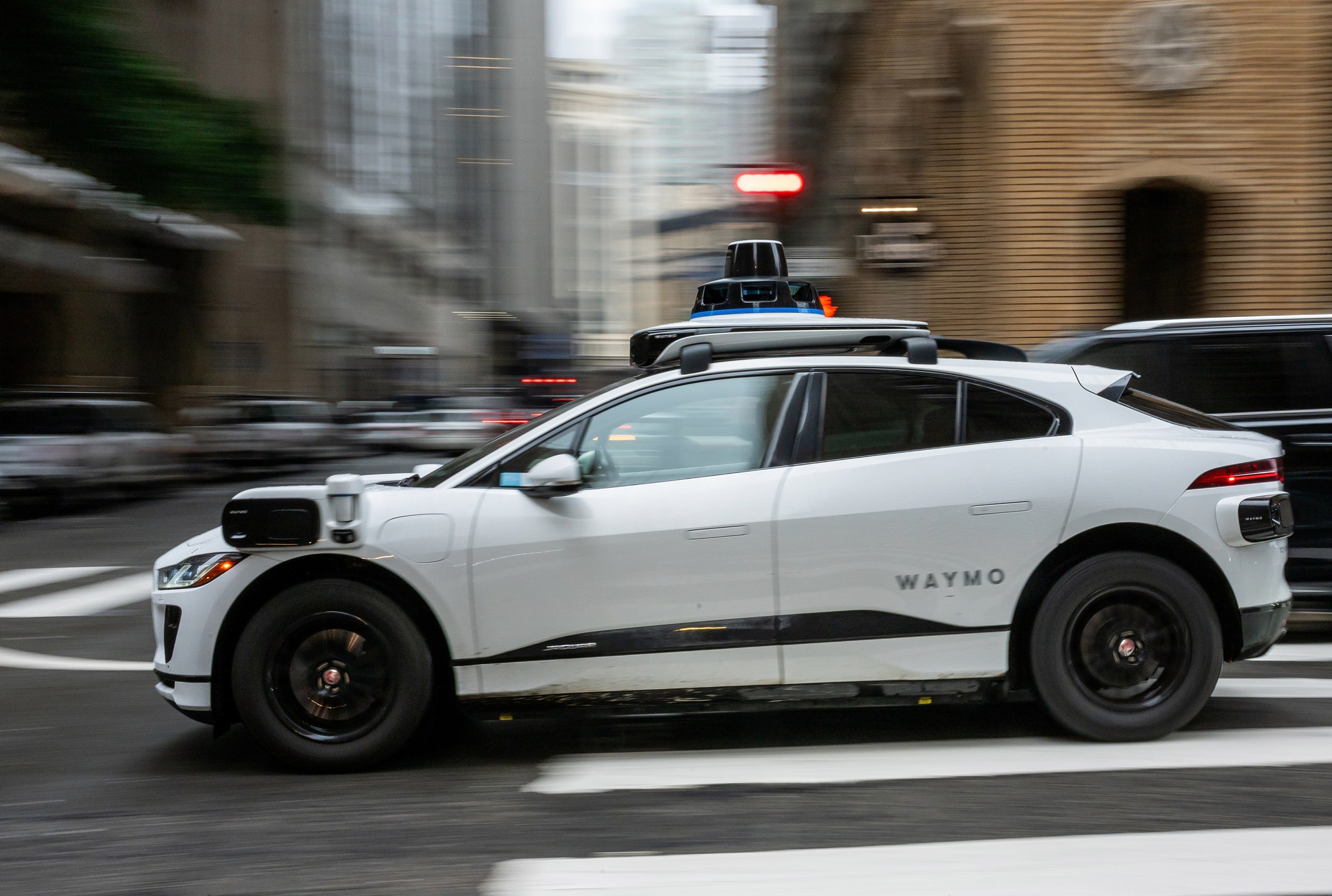 Xe tự lái Waymo trên đường phố California