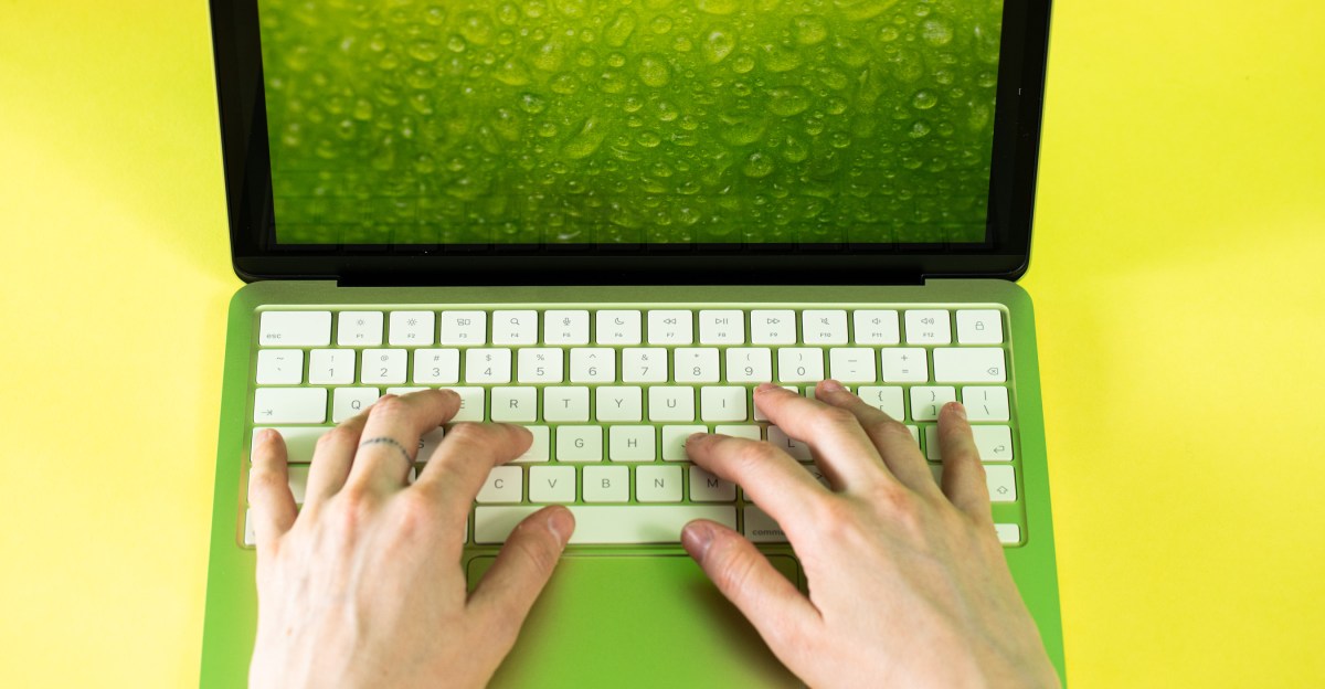 Bạn có thể tạo ra chiếc MacBook Neo đa sắc màu từ linh kiện thay thế của Apple