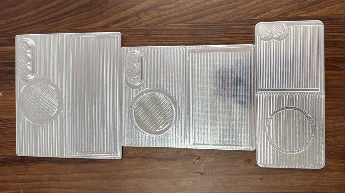 Chi tiết vòng tròn có thể là cho sạc không dây Qi2