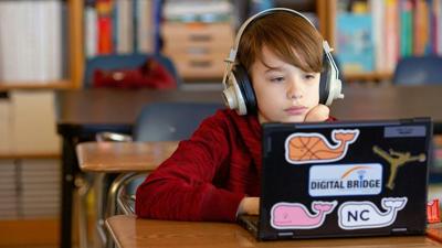 Học sinh sử dụng máy tính