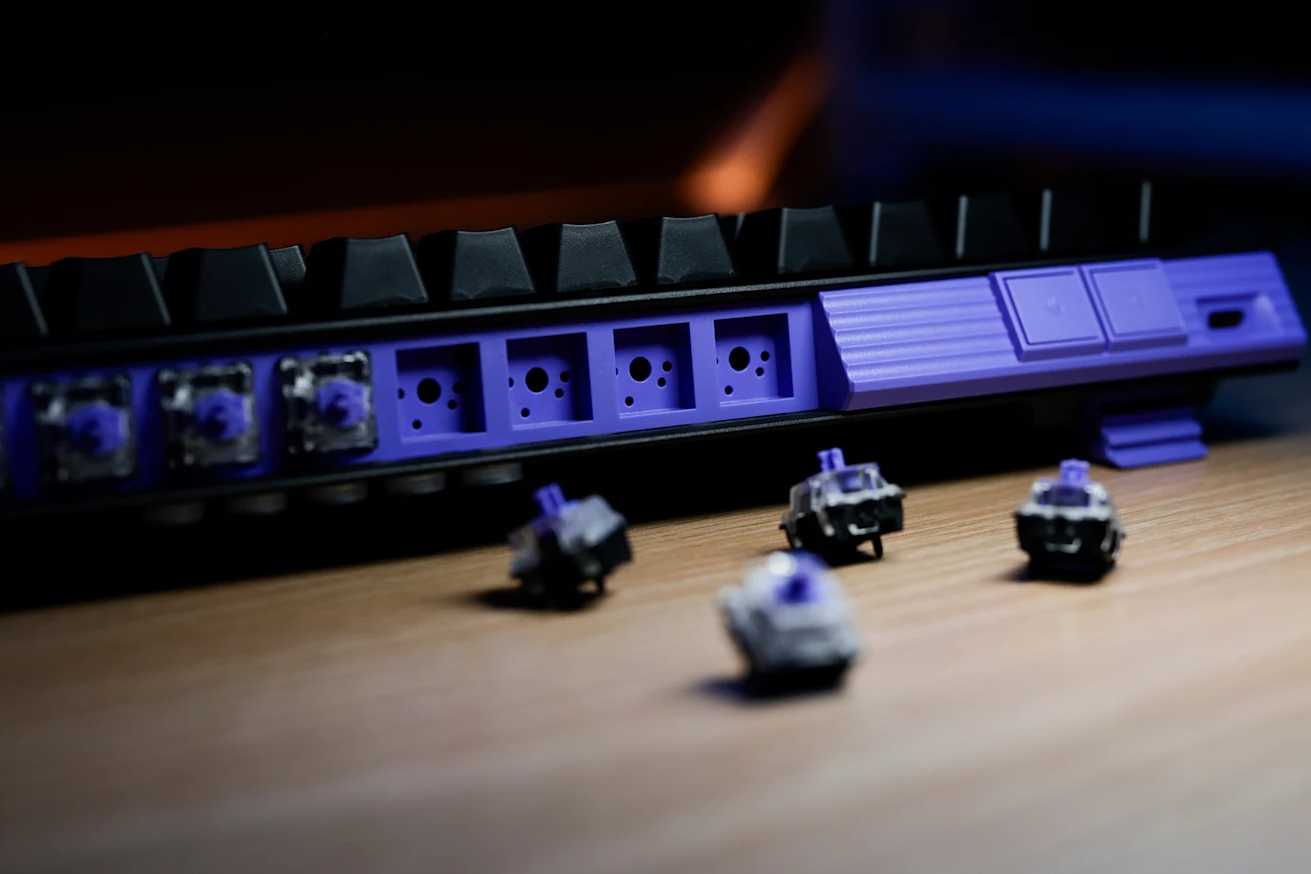 Logitech G512 X mặt sau với kho chứa switch