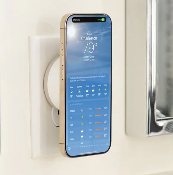 Twelve South PowerBug đang sạc điện thoại