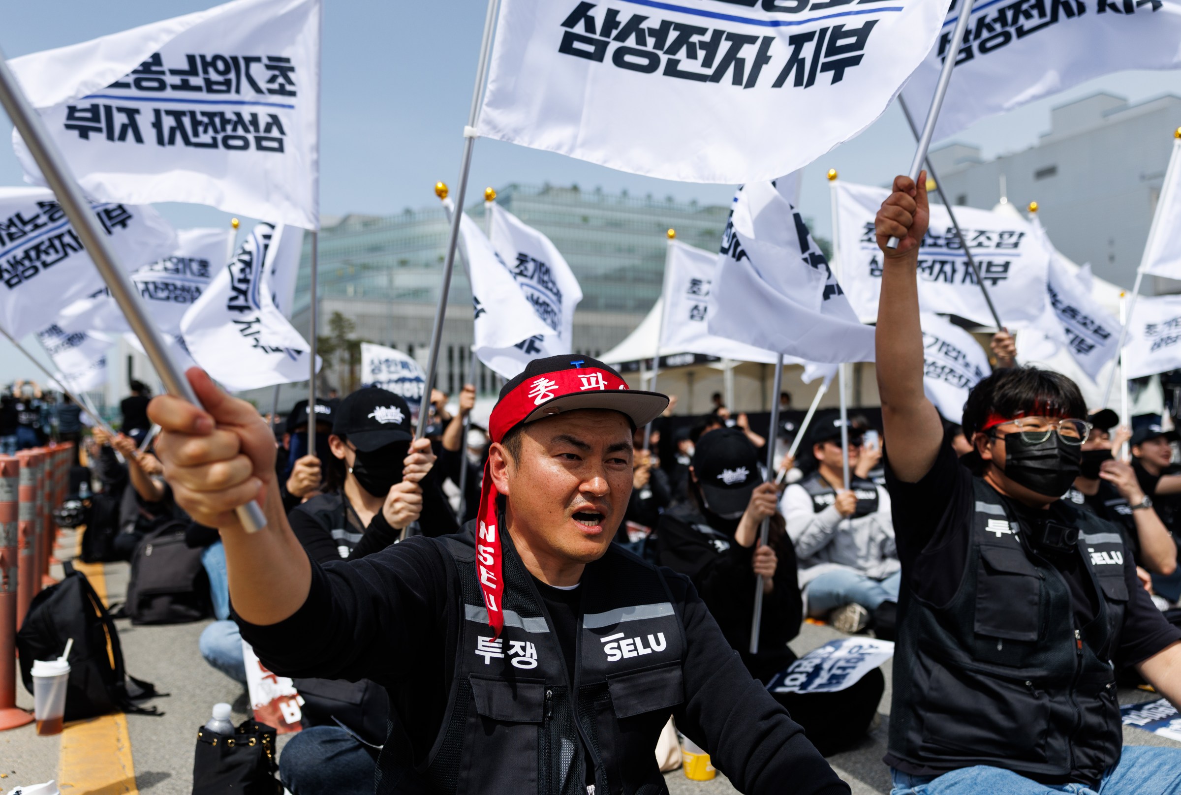 Công nhân Samsung tại Hàn Quốc đang biểu tình đòi tăng lương