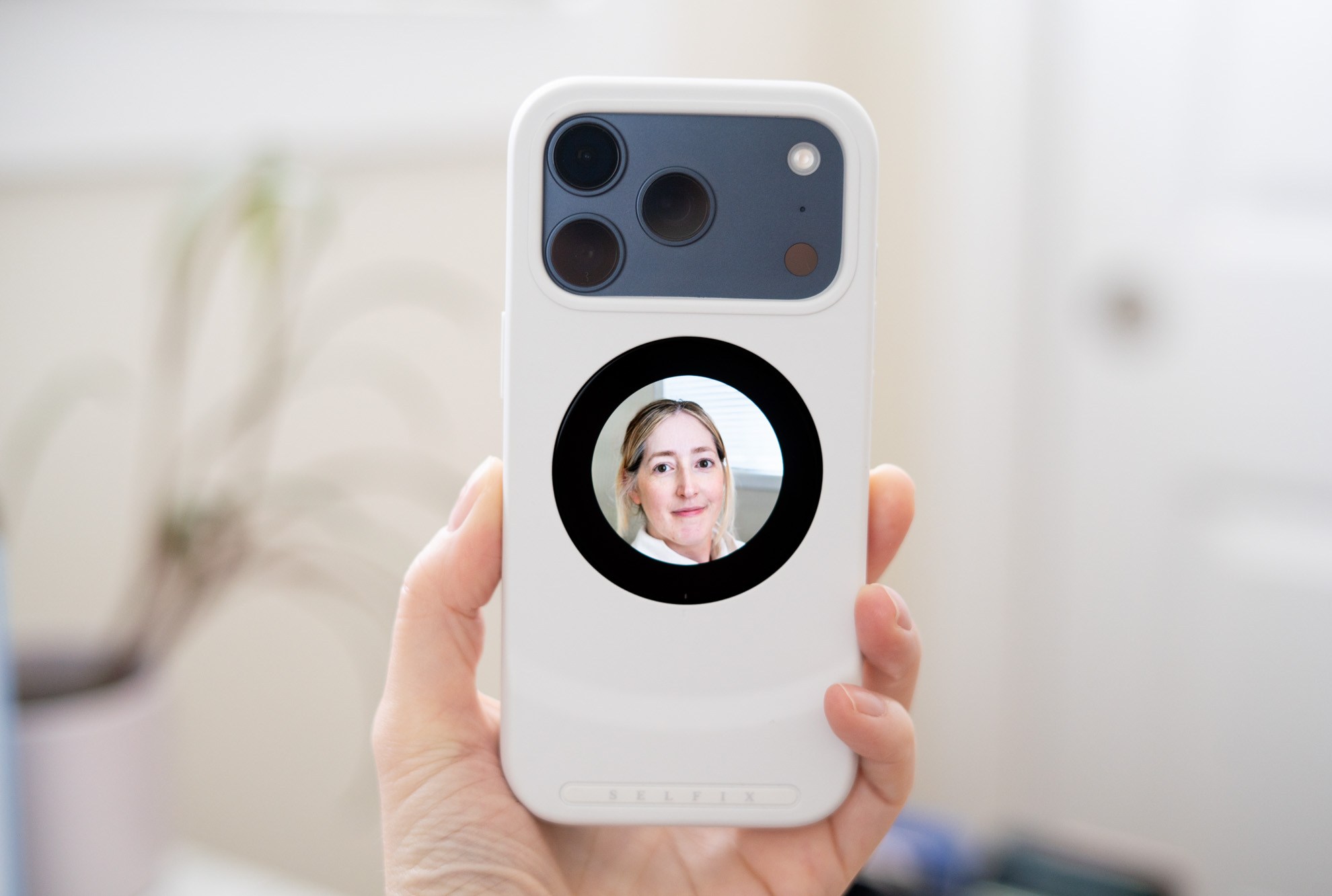 Màn hình phụ tròn trên Selfix bị hạn chế không gian hiển thị do hình dạng và viền dày