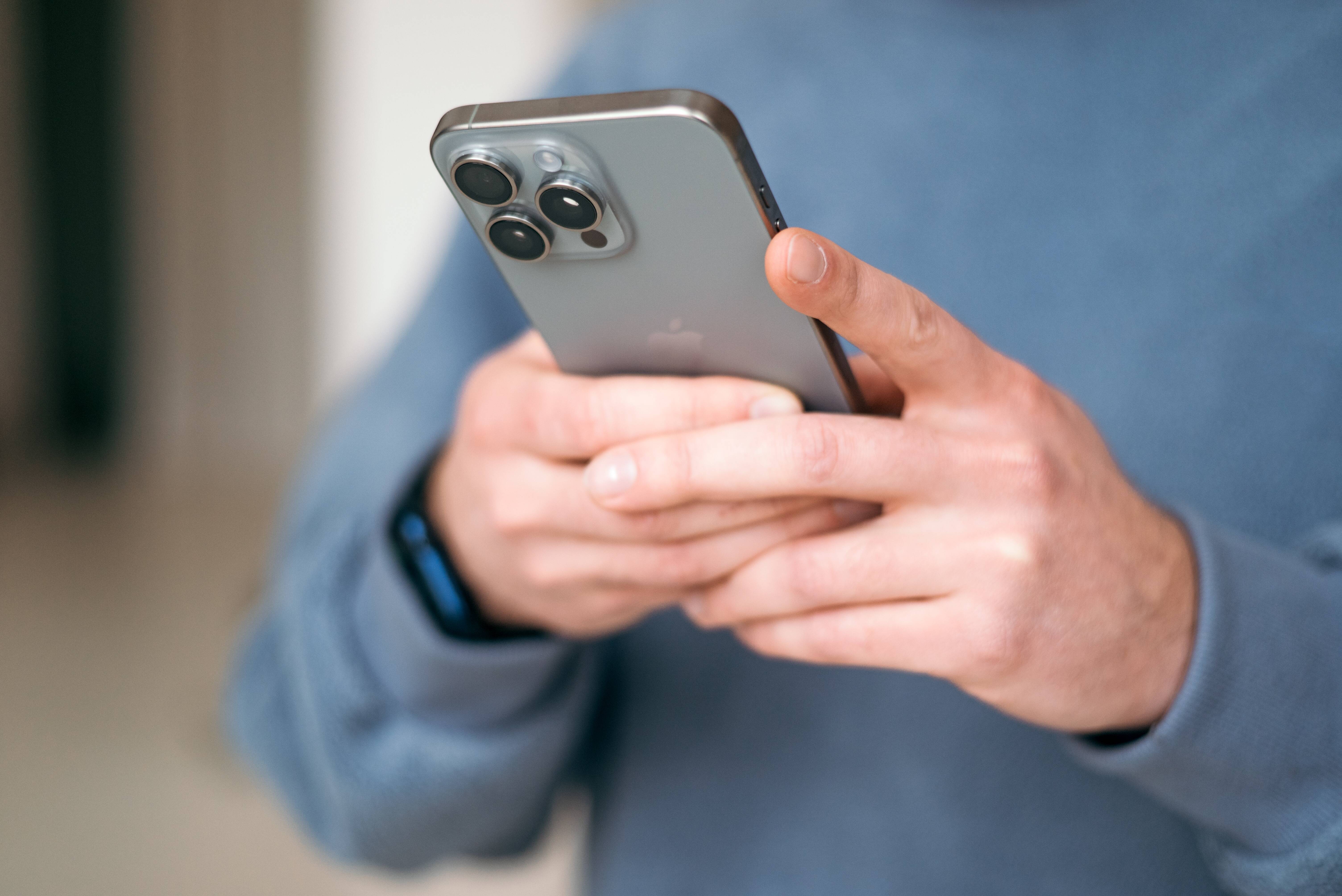 Báo cáo: Apple và Samsung khiến việc sửa chữa thiết bị trở nên khó khăn