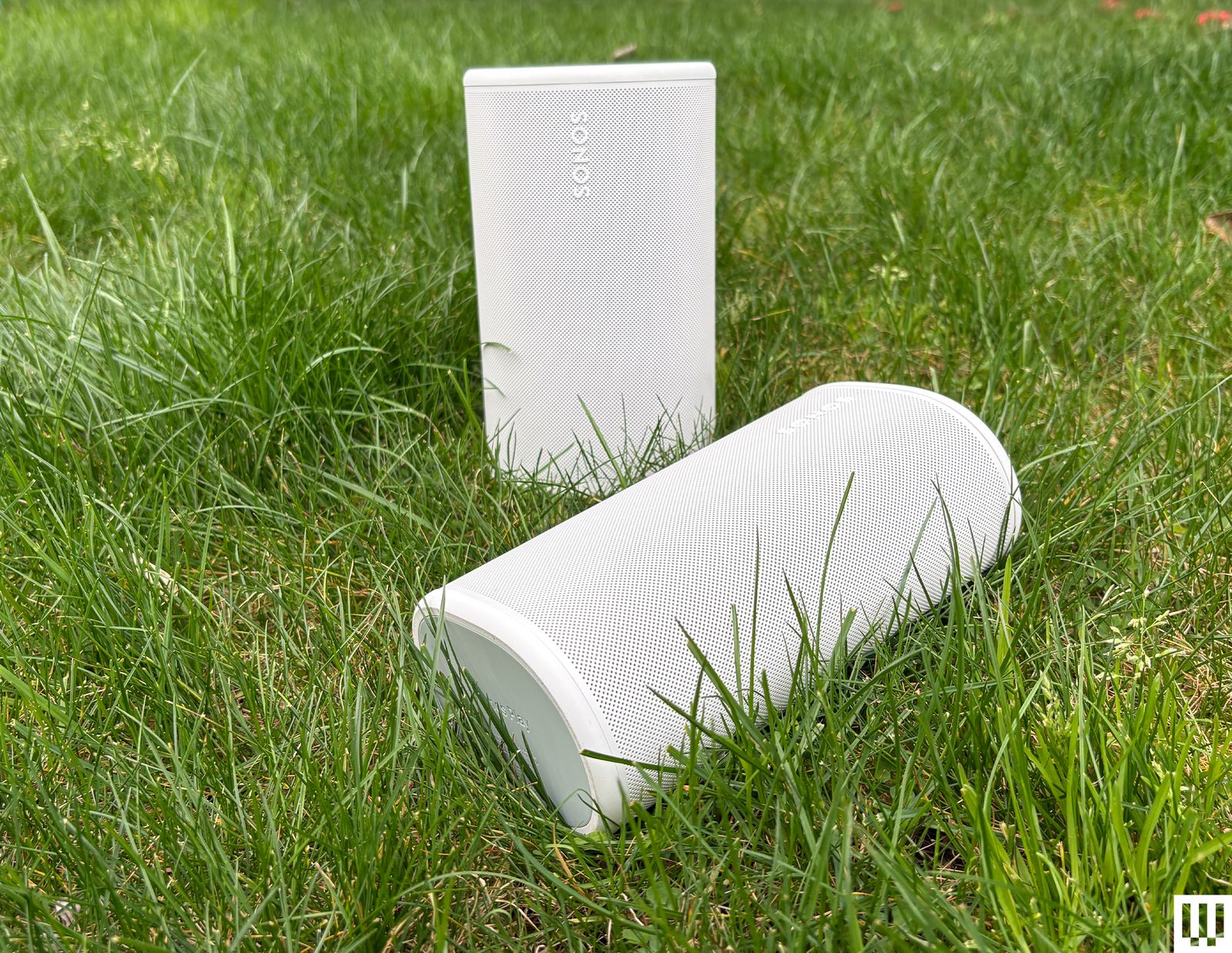 Chiếc loa Sonos Play được đặt trong môi trường ngoài trời