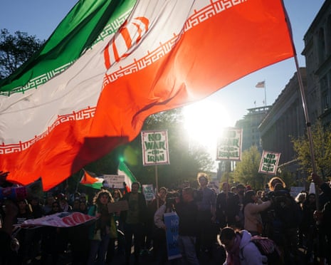 Người biểu tình phản đối chiến tranh Iran bên ngoài Nhà Trắng