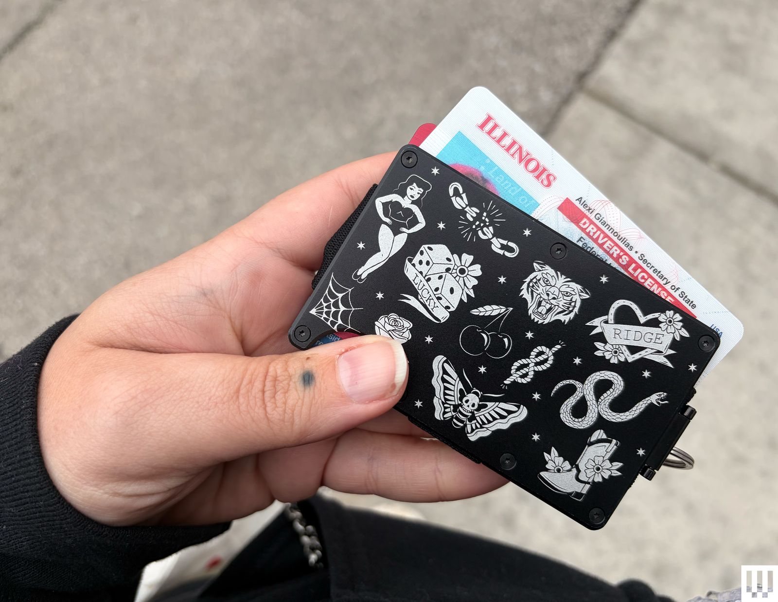 Ví Ridge với thiết kế kim loại bền bỉ