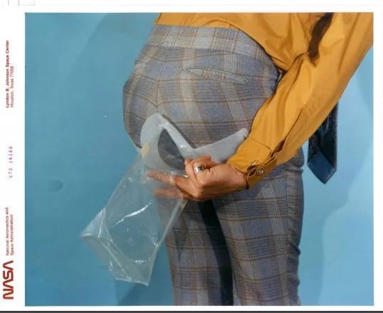 Nhà vệ sinh trong không gian: Cuộc chiến kỹ thuật đầy "hôi thơm" của NASA