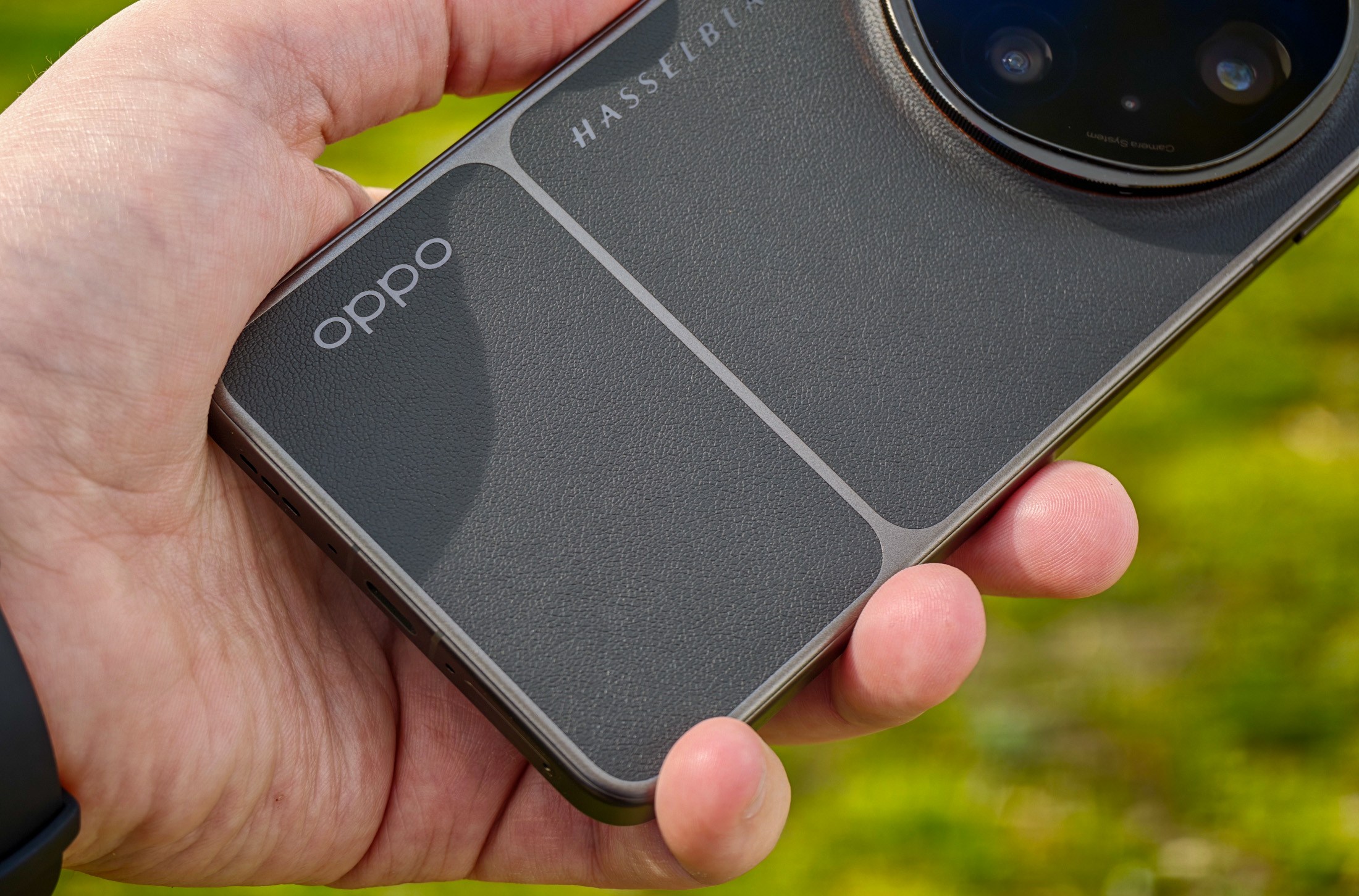 Mặt sau của Oppo Find X9 Ultra với cụm camera lớn