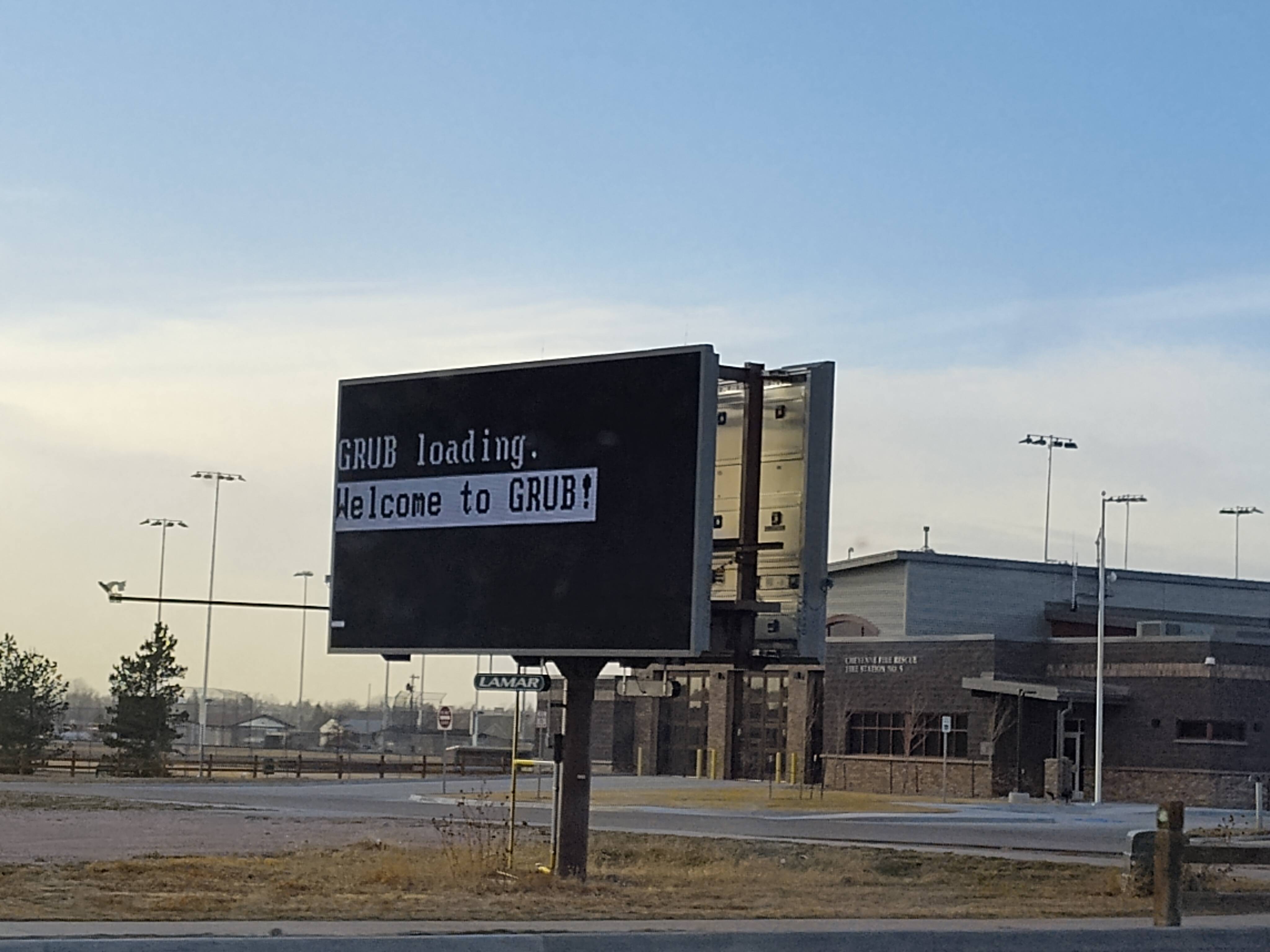 Biển quảng cáo đường phố hiển thị thông báo lỗi khởi động GRUB gây cười